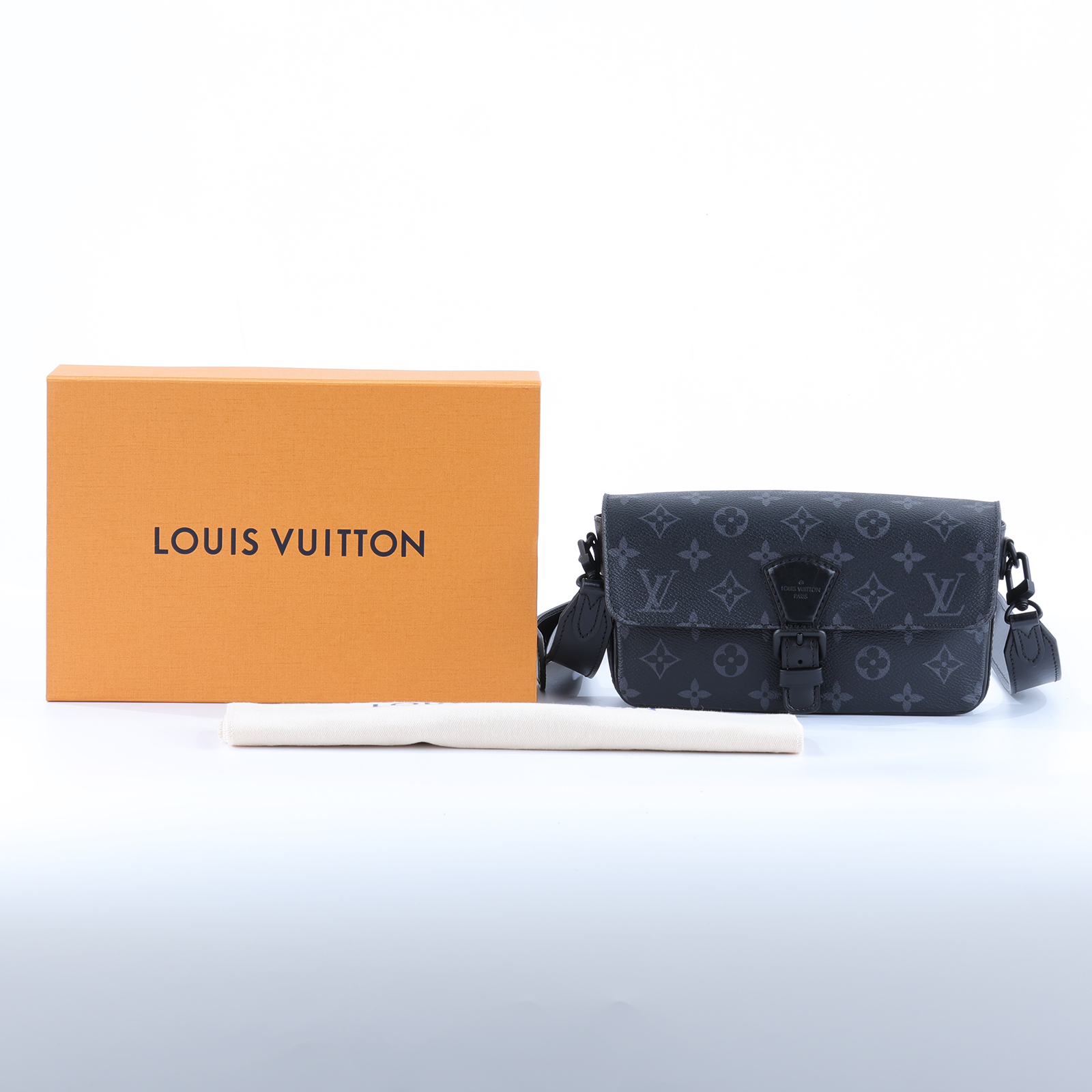 路易威登 LOUIS VUITTON Montsouris 可穿戴式錢包 M83567 晶片款 黑色原花可穿戴式郵差包 防塵袋/原廠盒子