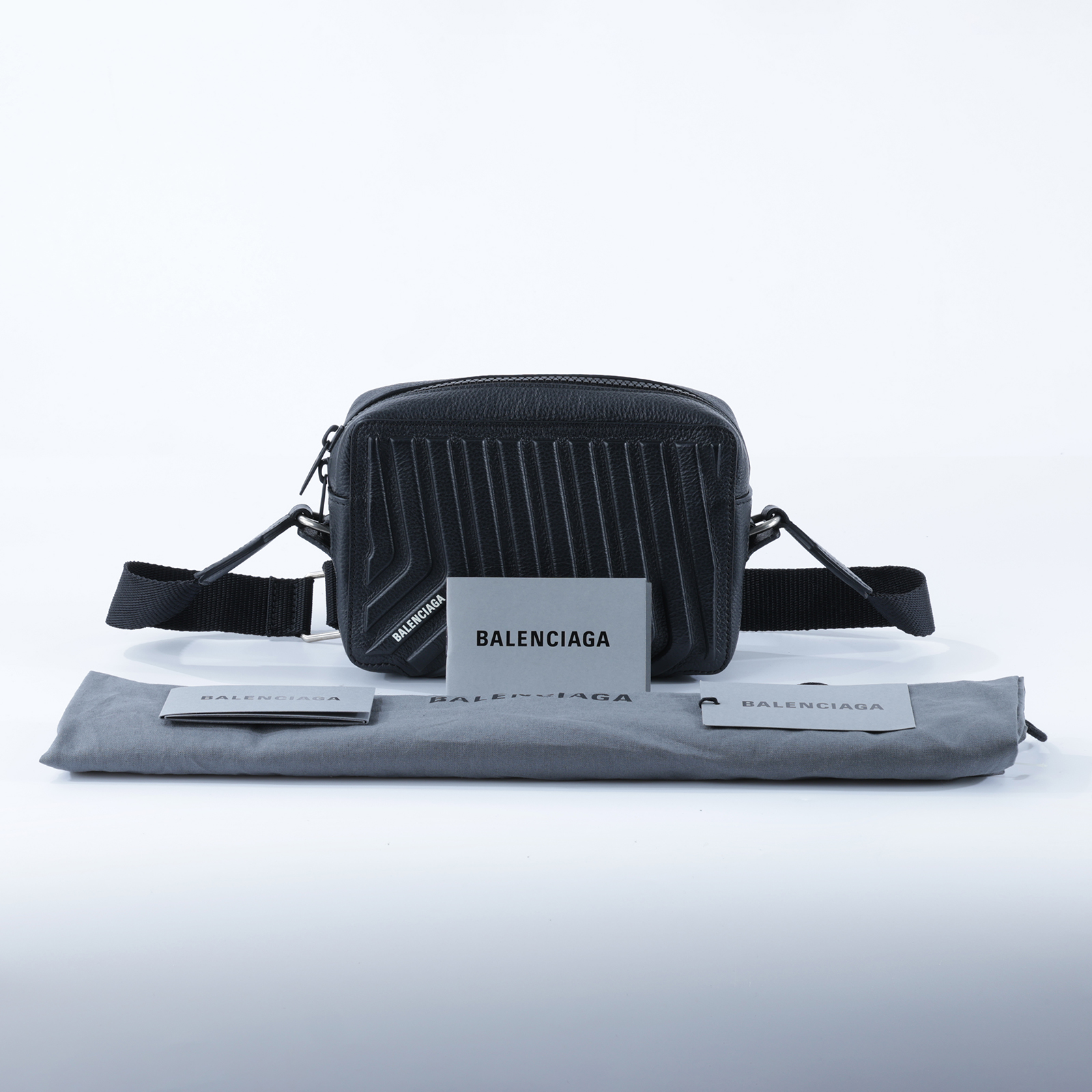 巴黎世家 BALENCIAGA CAR CAMERA 相機包 肩背包 斜背包 6935422104H 黑牛CAR CAMERA相機包 防塵袋