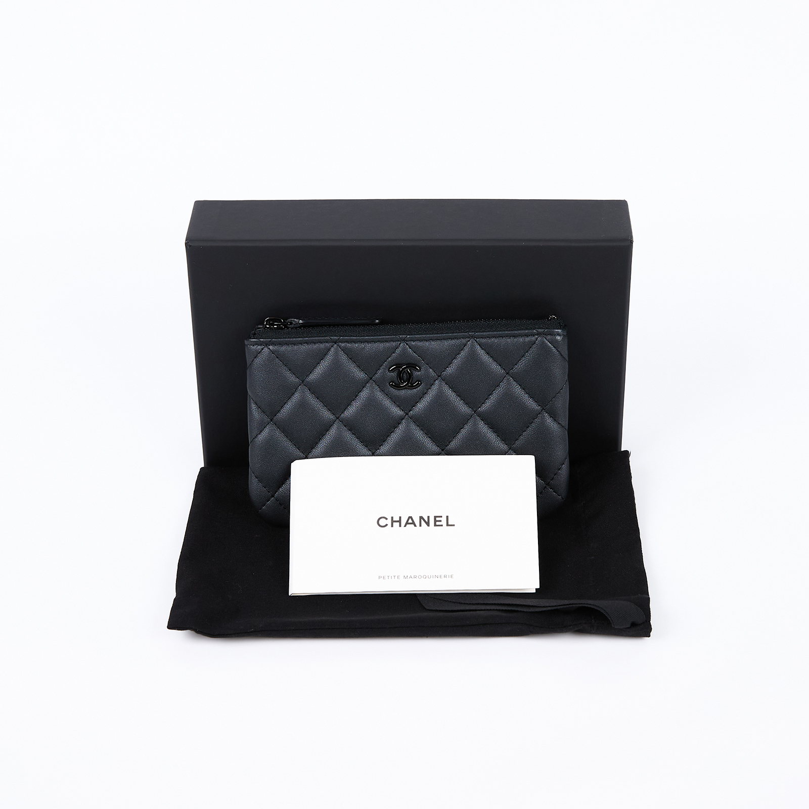 香奈兒 CHANEL 手拿包 隨身包 零錢包 小皮件 A82365 晶片款 SO BLACK鐵灰黑羊一字拉鍊零錢包 原廠盒子/防塵袋
