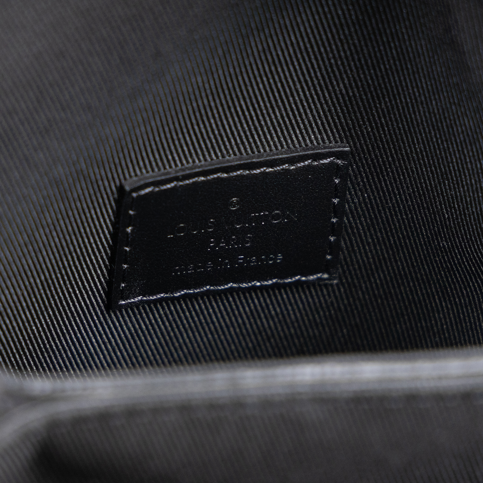路易威登 LOUIS VUITTON S-Lock 直式隨身錢包 M82252 晶片款 黑S-Lock 鎖扣直式隨身錢包 原廠盒子/防塵袋/背帶