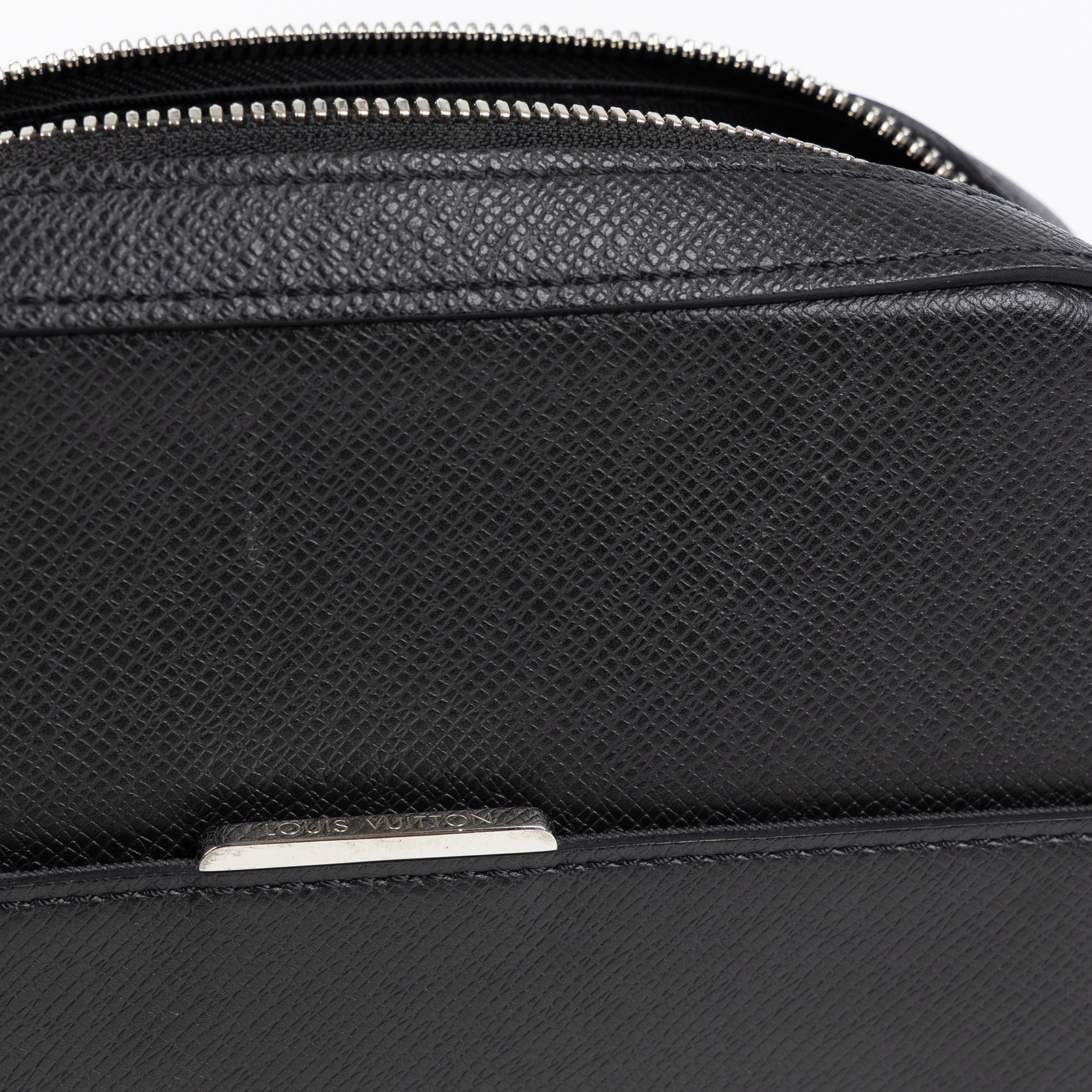 路易威登 LOUIS VUITTON Taiga Anton 斜背包 單肩包 郵差包 小號 M33431 黑色taiga斜背包 防塵袋