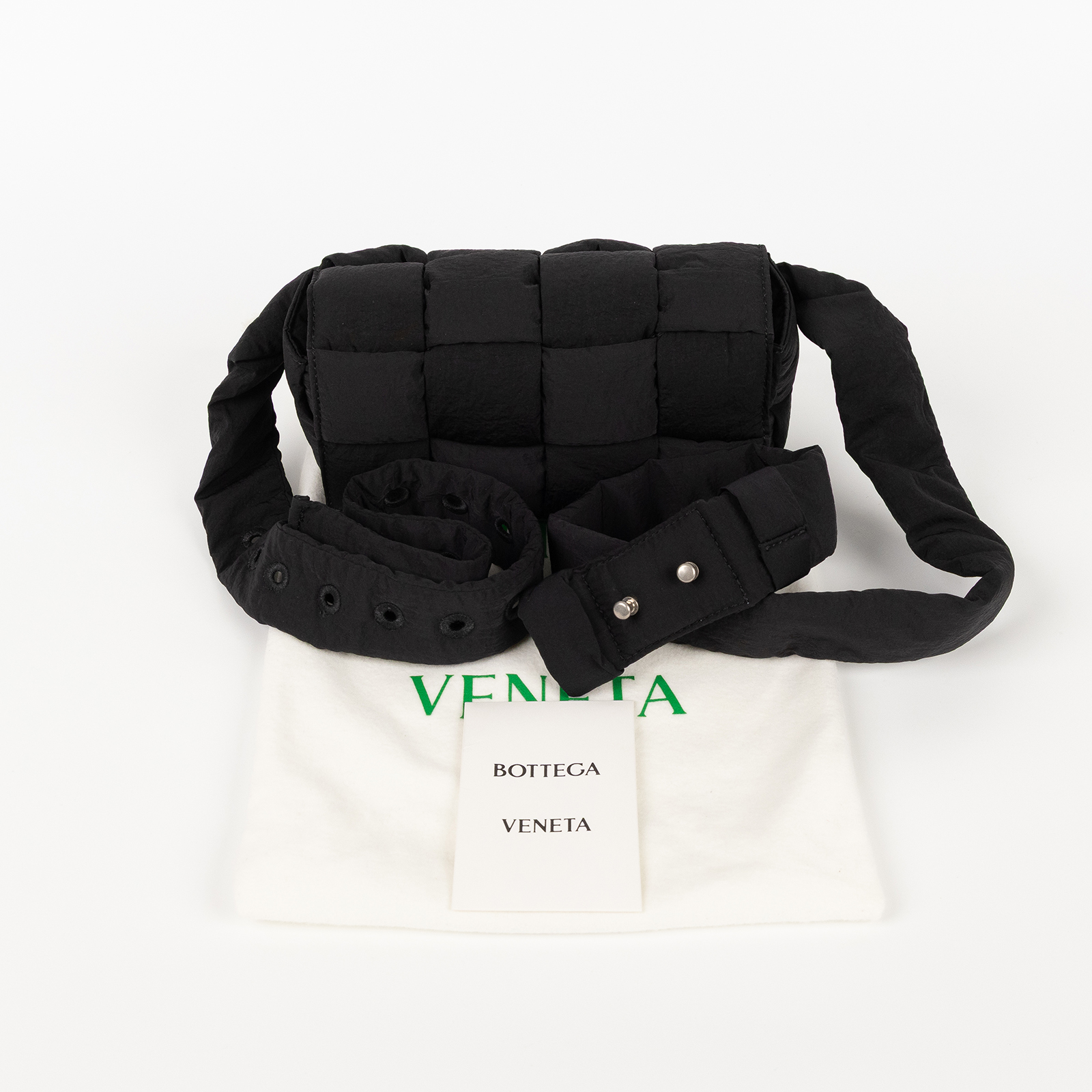 寶緹嘉 BOTTEGA VENETA Padded Cassette 尼龍 編織腰包 679763VBO80 黑尼龍CASSETTE 斜背包4X2 防塵袋