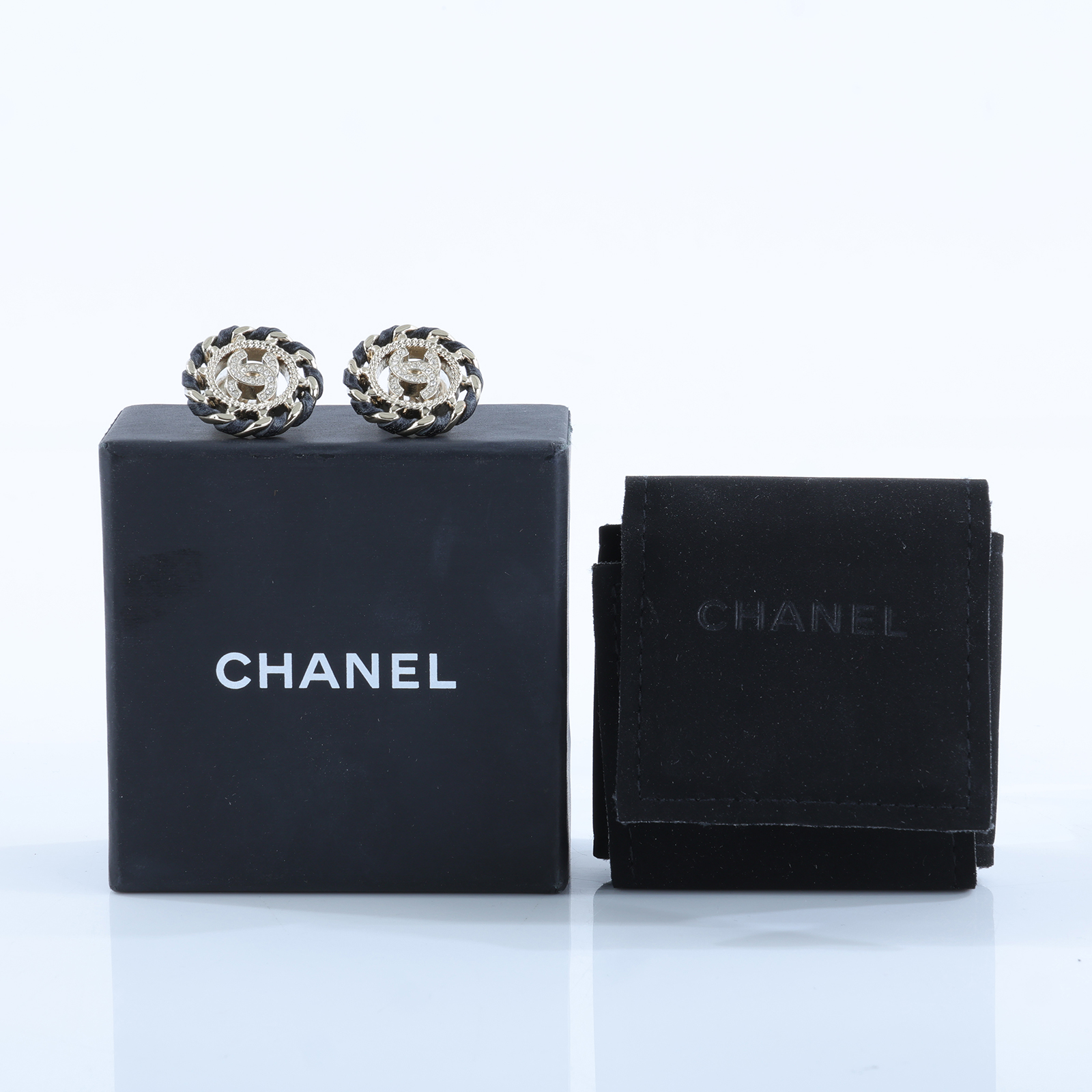 香奈兒 CHANEL 耳釘 AB8297 B08169B26C 黑皮穿鍊水鑽雙C耳夾耳環 原廠盒子/內襯