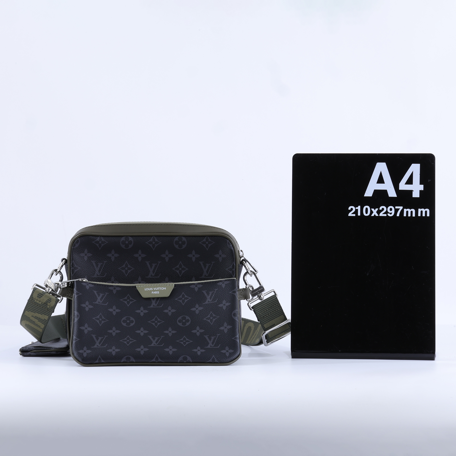 路易威登 LOUIS VUITTON Trio 郵差包 Monogram Eclipse 帆布 卡其綠色 釕色金屬配件 M28628 晶片款  原廠盒子/防塵袋/背帶/購買證明