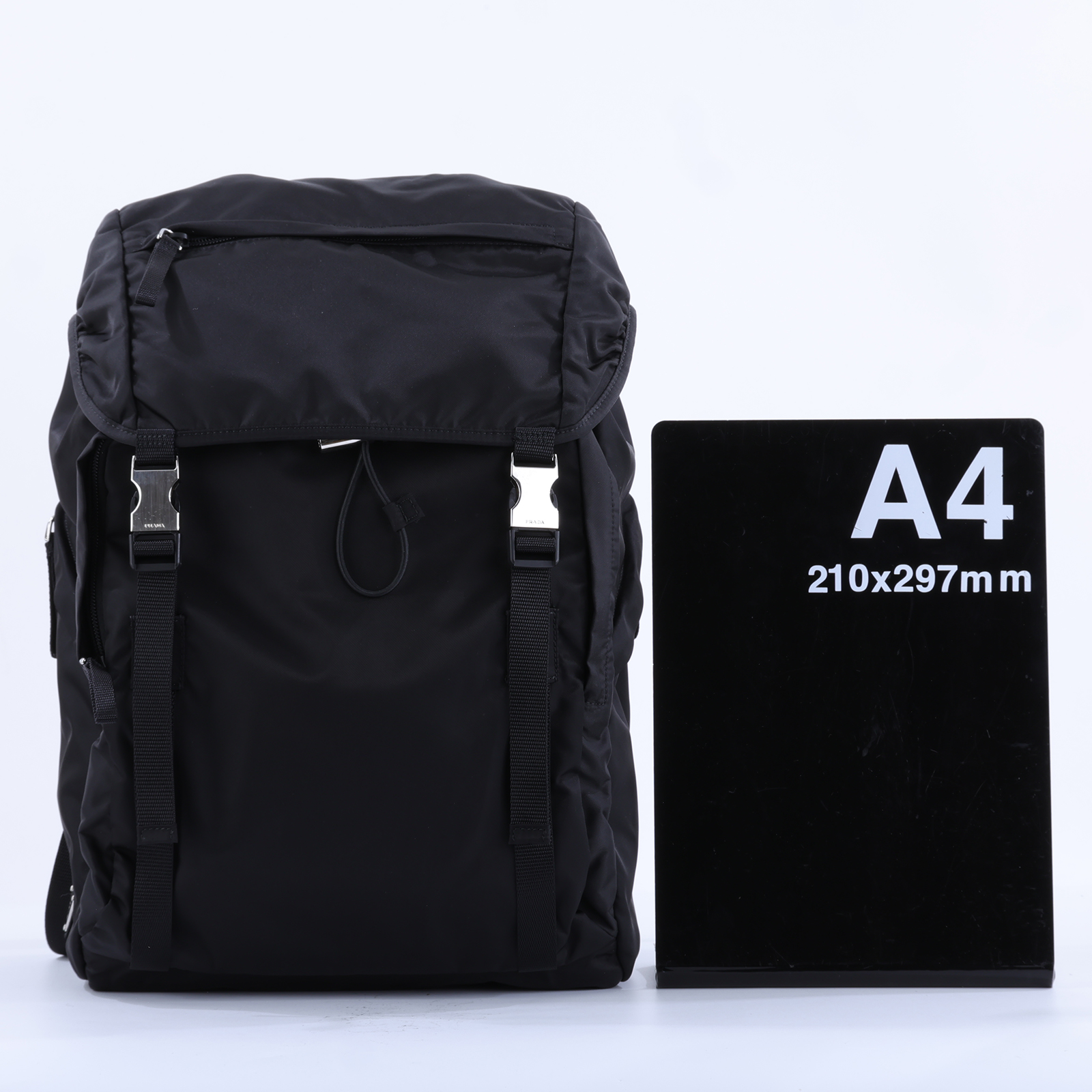 普拉達 PRADA Tessuto 再生尼龍翻蓋雙扣束口後背包 2VZ062_2A6D 黑尼龍抽繩後背包 防塵袋