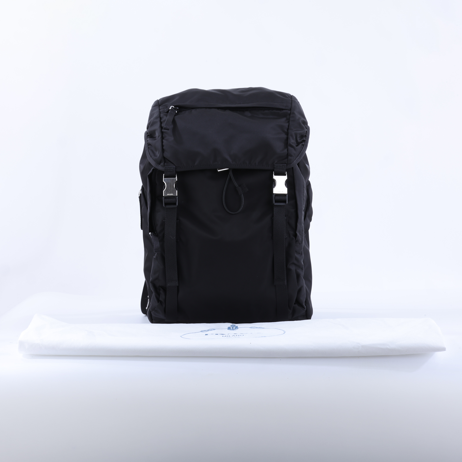 普拉達 PRADA Tessuto 再生尼龍翻蓋雙扣束口後背包 2VZ062_2A6D 黑尼龍抽繩後背包 防塵袋