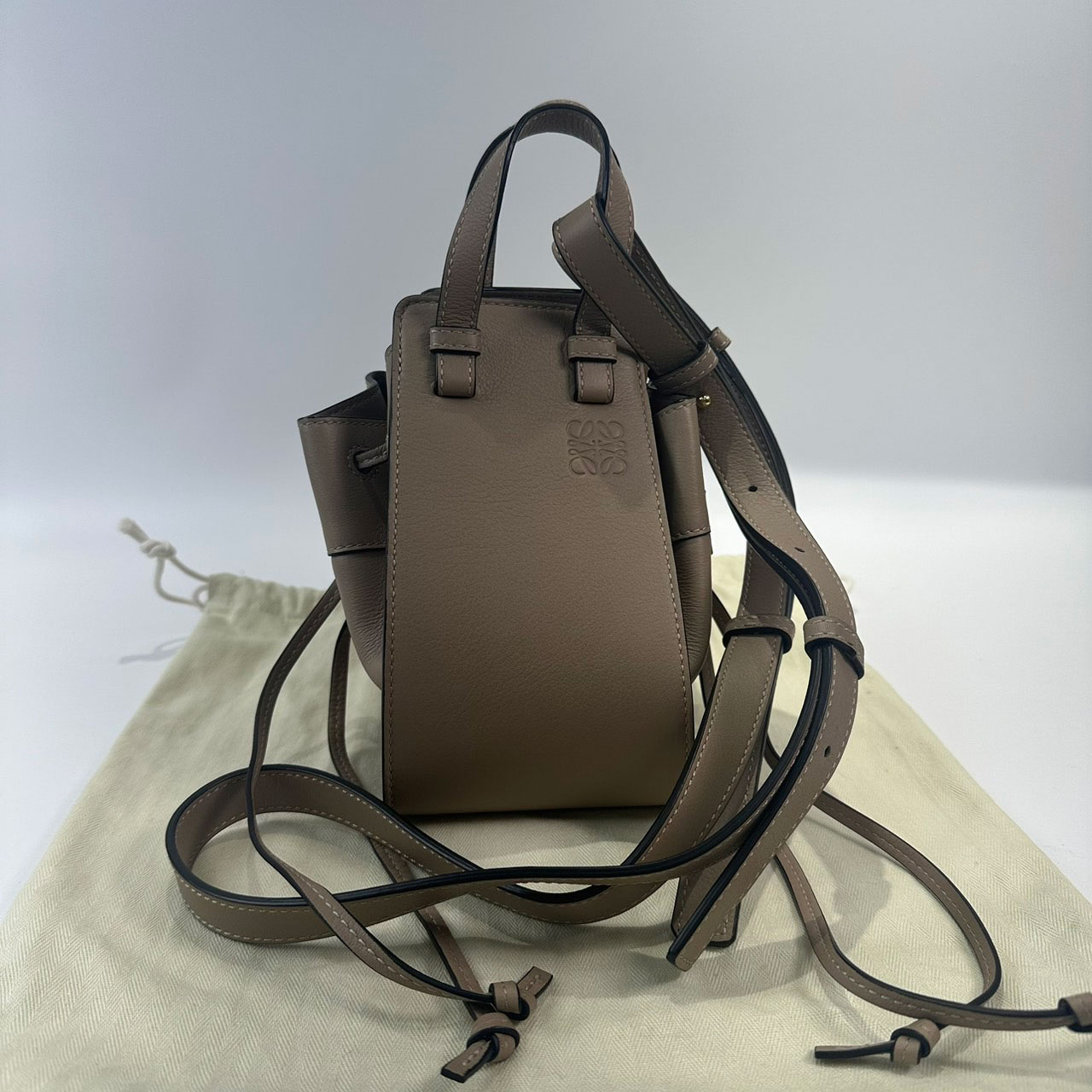 羅意威 LOEWE Mini Hammock drawstring 迷你 小牛皮 肩背 吊床包 314.30.V07 沙色HAMMOCK MINI 防塵袋/背帶