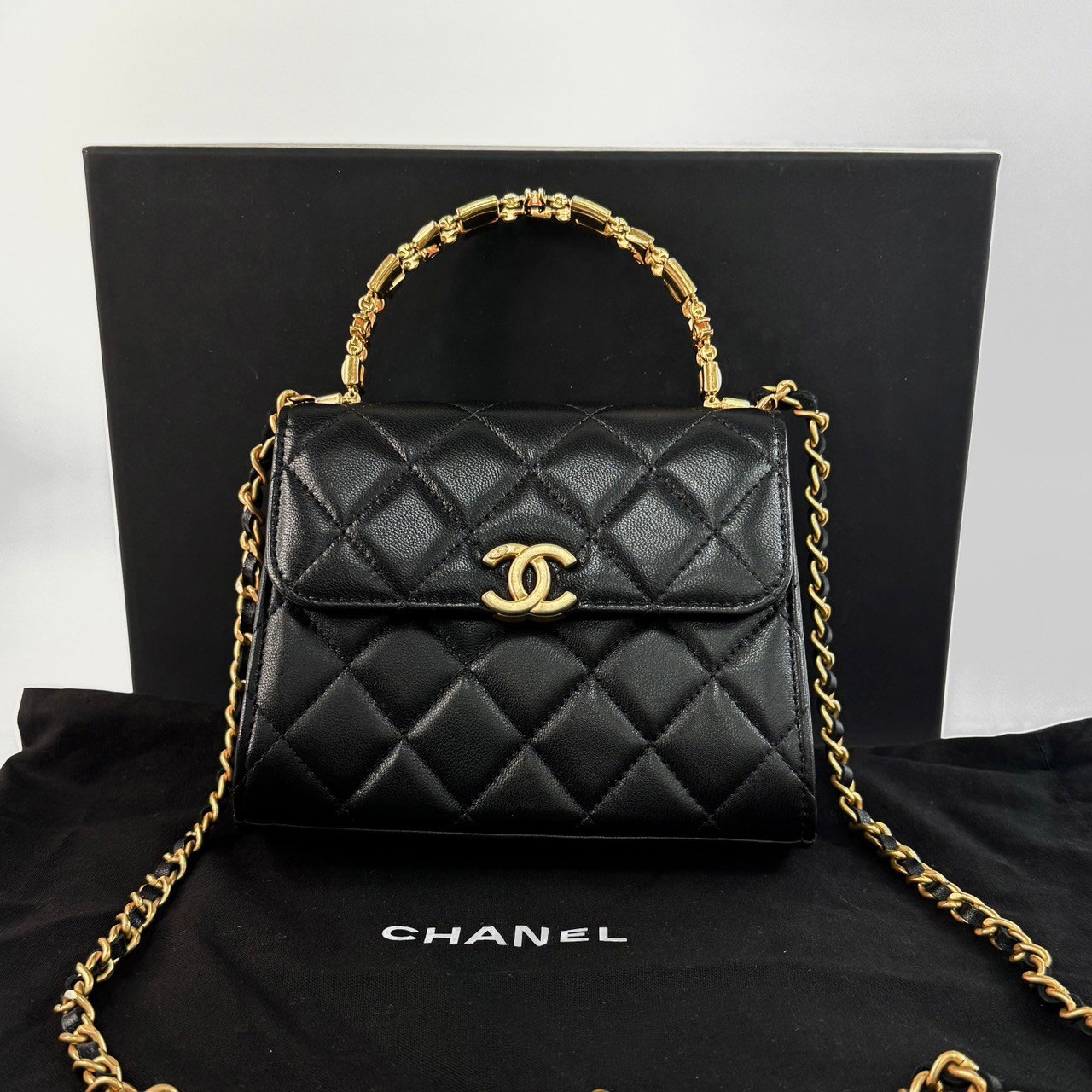 香奈兒 CHANEL Handle 手提 口蓋包 AP2945 晶片款 黑金琺瑯22B HANDLE肩背包 原廠盒子/防塵袋