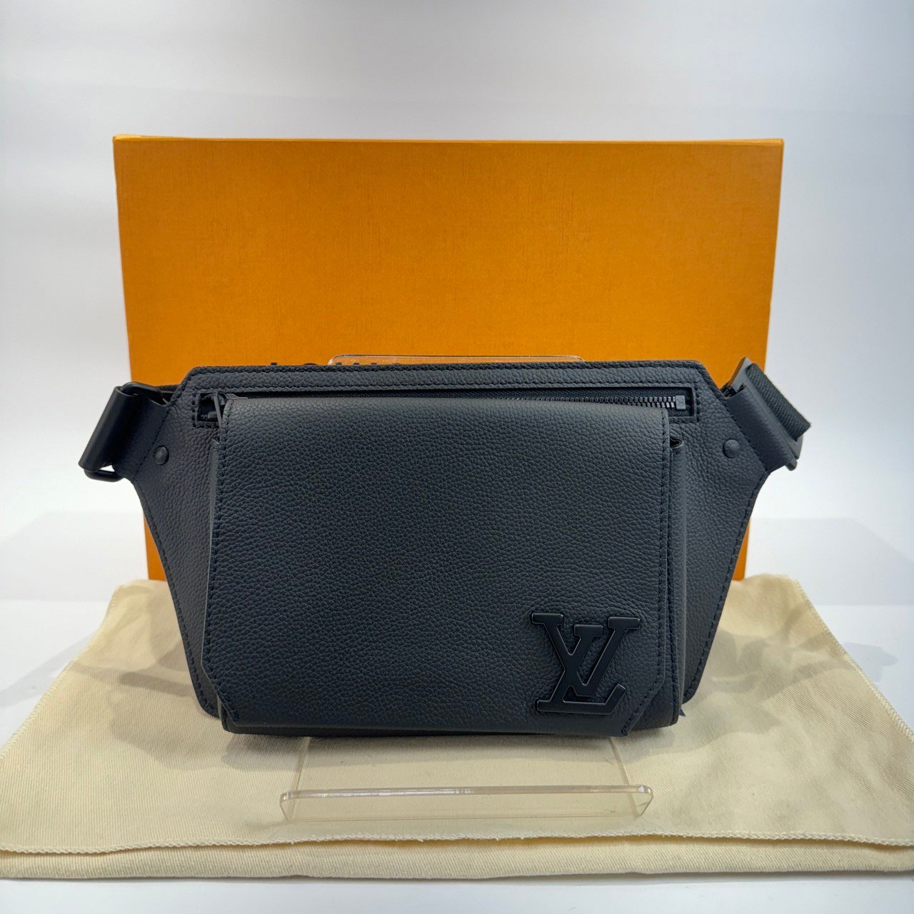 路易威登 LOUIS VUITTON Takeoff 斜背包 黑色 M57081 晶片款 黑素面LOGO胸包 原廠盒子/防塵袋