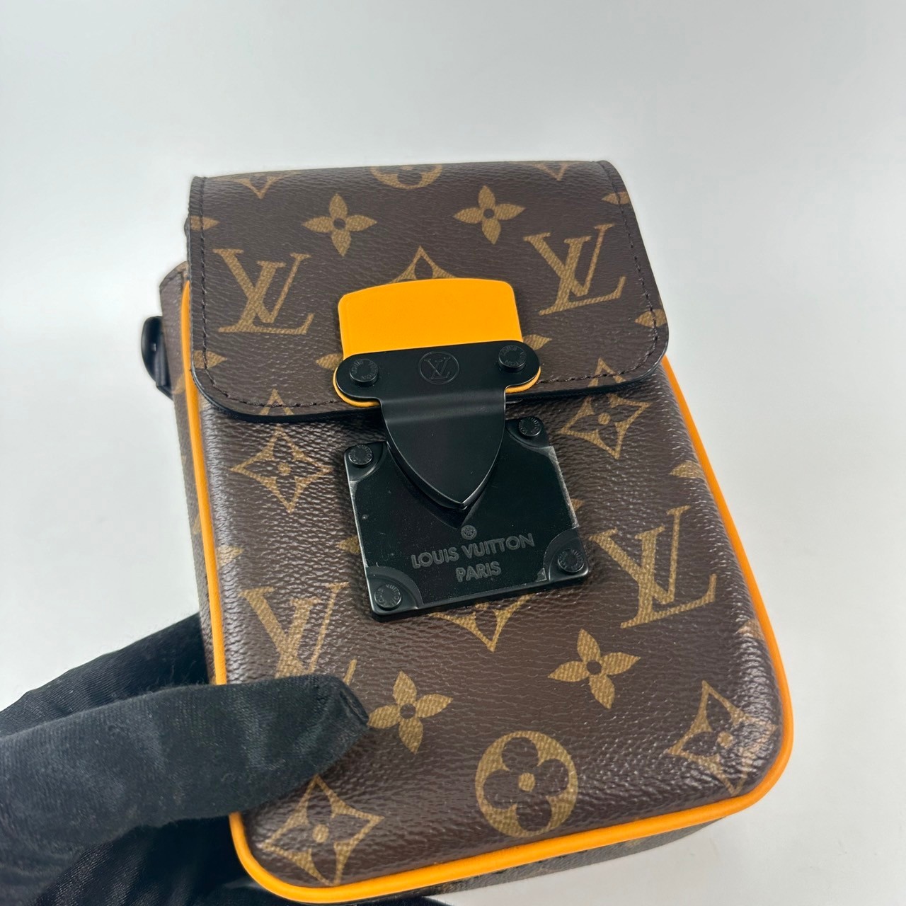 路易威登 LOUIS VUITTON S-Lock 直式隨身錢包 M82535 晶片款 原花黃框S-LOCK手機包 原廠盒子/防塵袋/背帶