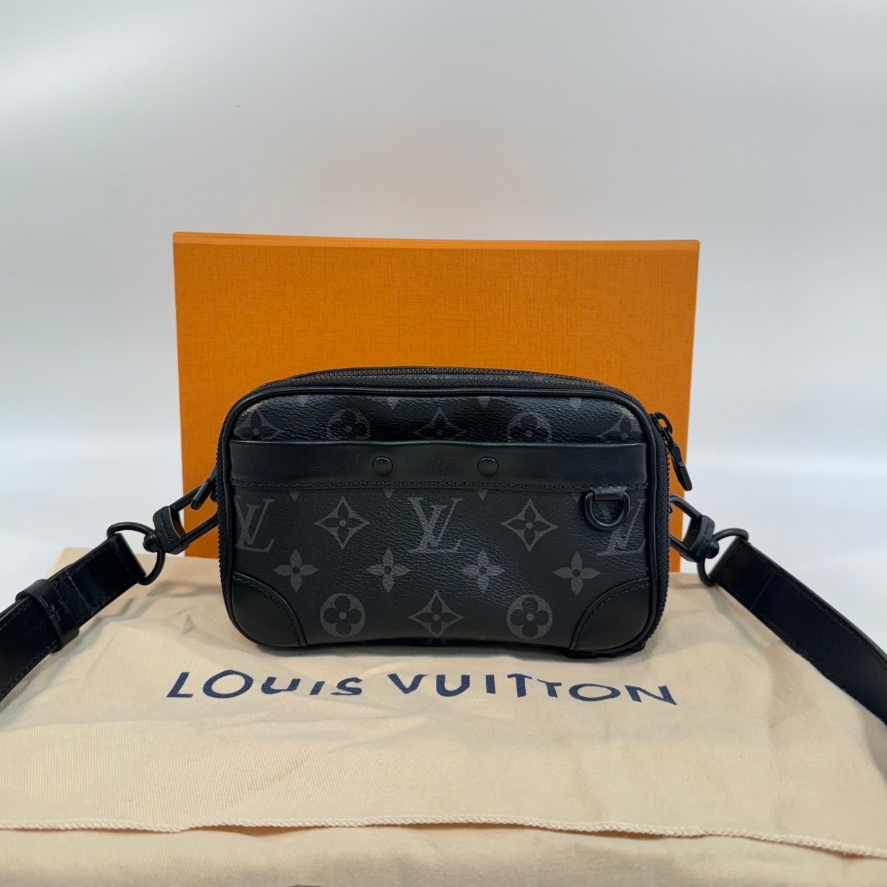 路易威登 LOUIS VUITTON Alpha 肩背 斜背 塗層帆布 可穿戴式錢包 M82542 晶片款 黑原花Alpha肩背包 原廠盒子/防塵袋/背帶