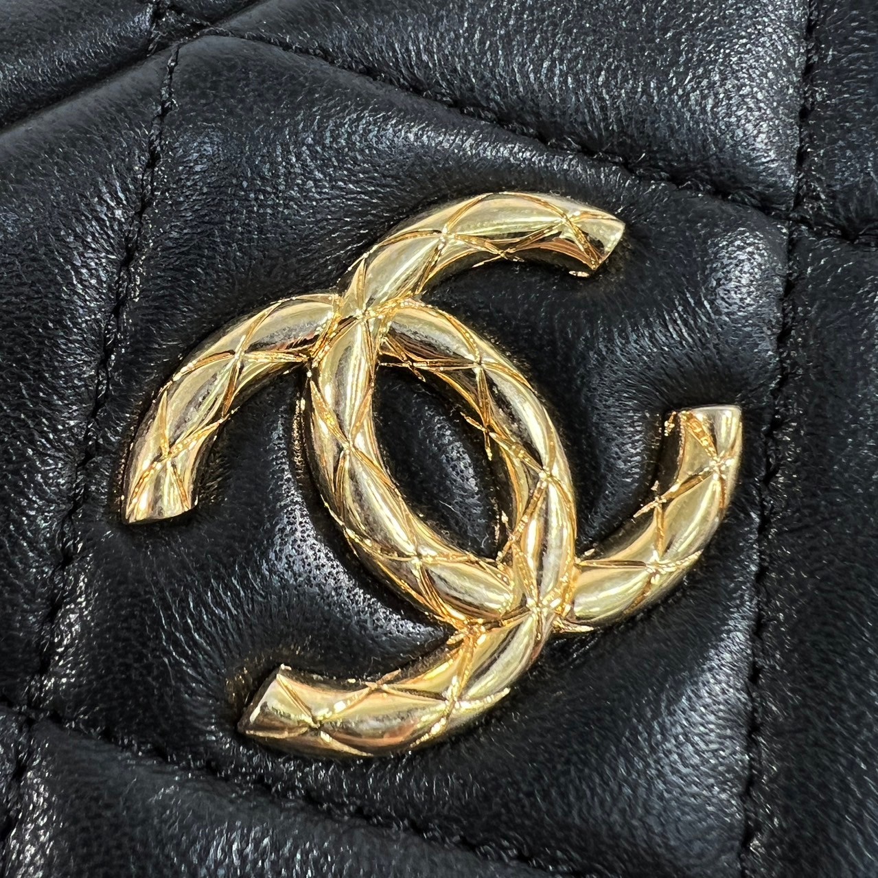 香奈兒 CHANEL Camera Case 金扣 迷你 相機包 AS3383 晶片款 黑金珍珠環鍊帶肩背包 原廠盒子/防塵袋