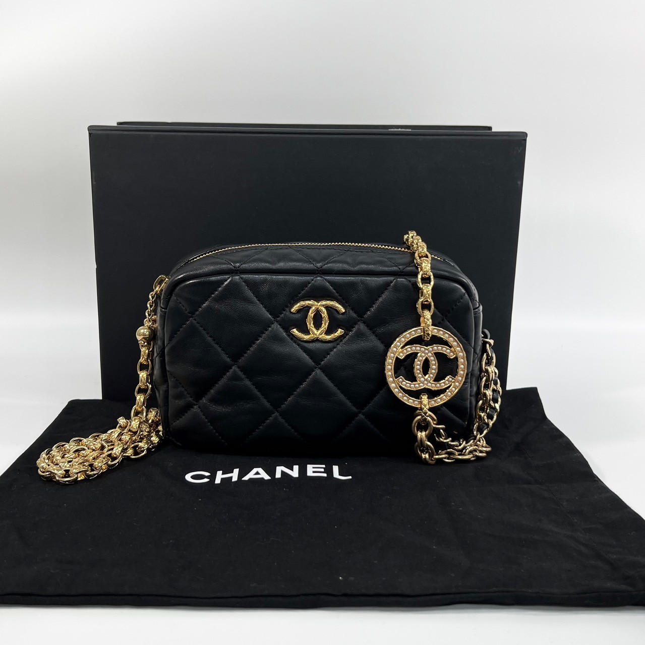 香奈兒 CHANEL Camera Case 金扣 迷你 相機包 AS3383 晶片款 黑金珍珠環鍊帶肩背包 原廠盒子/防塵袋