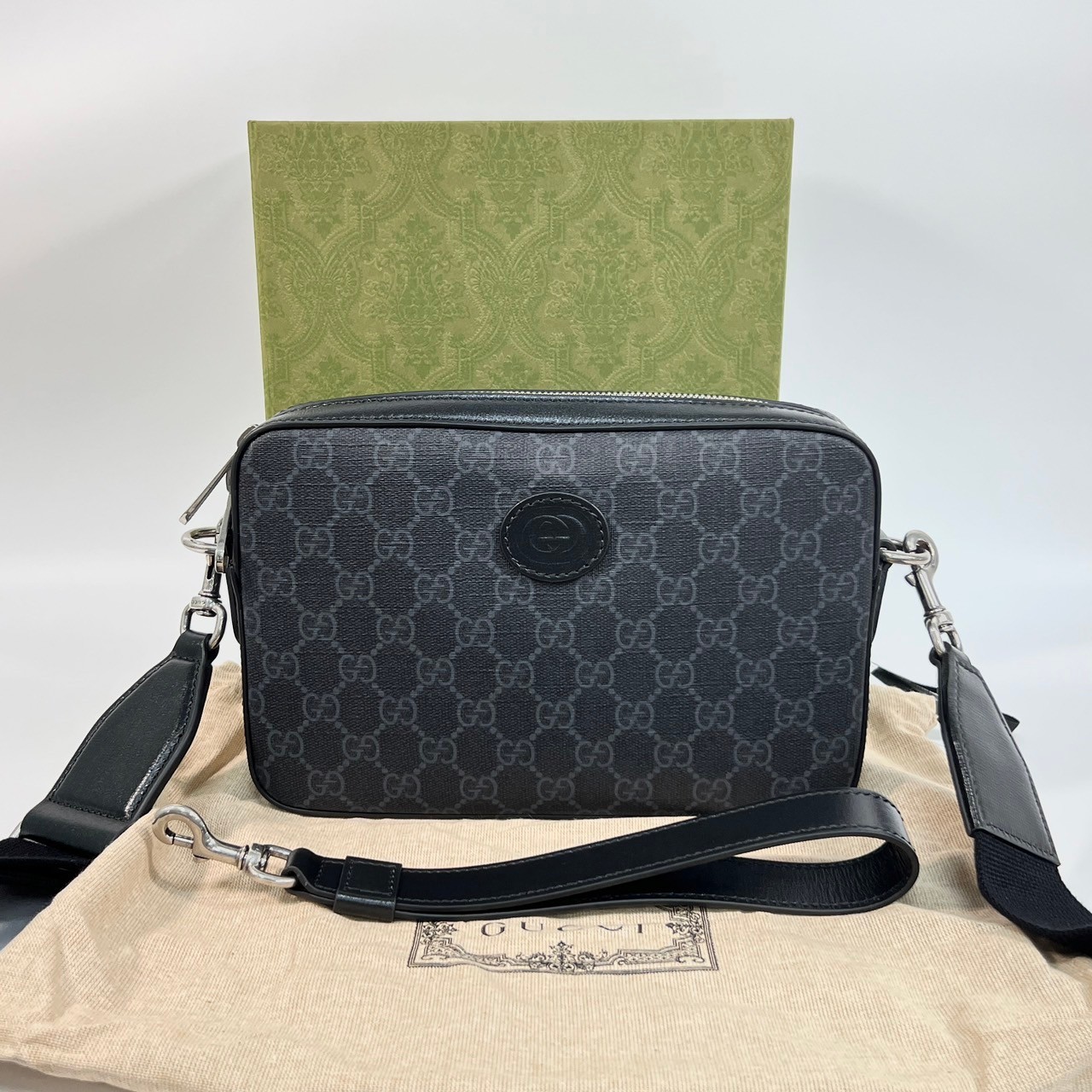 古馳 GUCCI Interlocking G 斜揹袋 703468 黑GG紋Interlocking肩背包 原廠盒子/防塵袋/背帶2