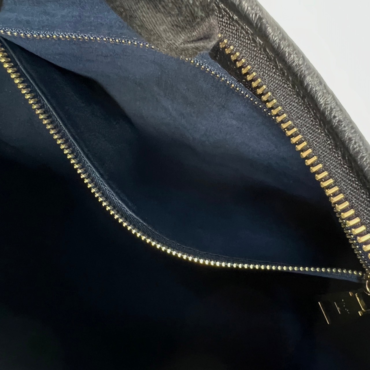 路易威登 LOUIS VUITTON CarryAll PM  黑色 牛皮 肩背包 M46288 晶片款  原廠盒子/防塵袋/購買證明/背帶/內袋