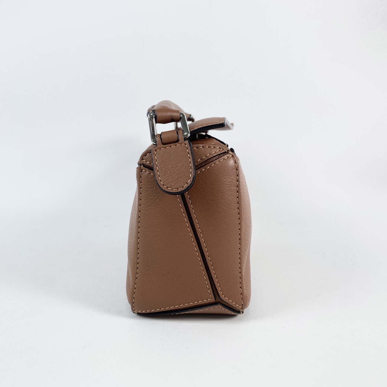 羅意威 LOEWE Mini Puzzle bag 迷你 小牛皮 肩背包  　焦糖PUZZLE MINI 防塵袋/背帶