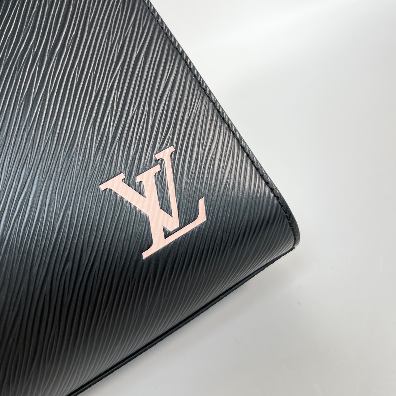 路易威登 LOUIS VUITTON Sac Plat BB 手提包 M20958 晶片款 黑金EPI Sac Plat BB 原廠盒子/防塵袋/背帶/購買證明