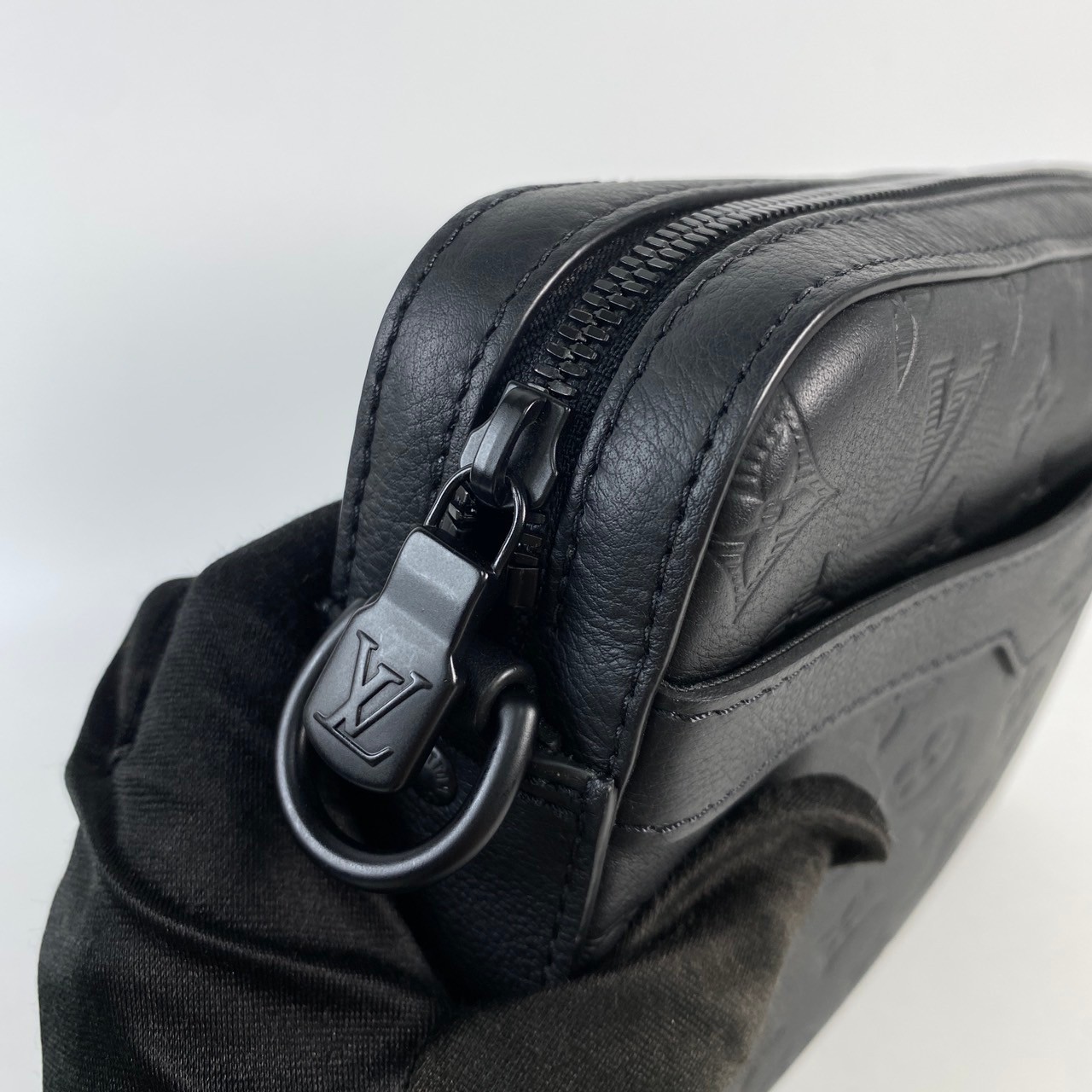 路易威登 LOUIS VUITTON Trio 肩背 郵差包 M46602 晶片款 黑原花Trio 郵差包 原廠盒子/防塵袋/背帶/內袋X2/購買證明