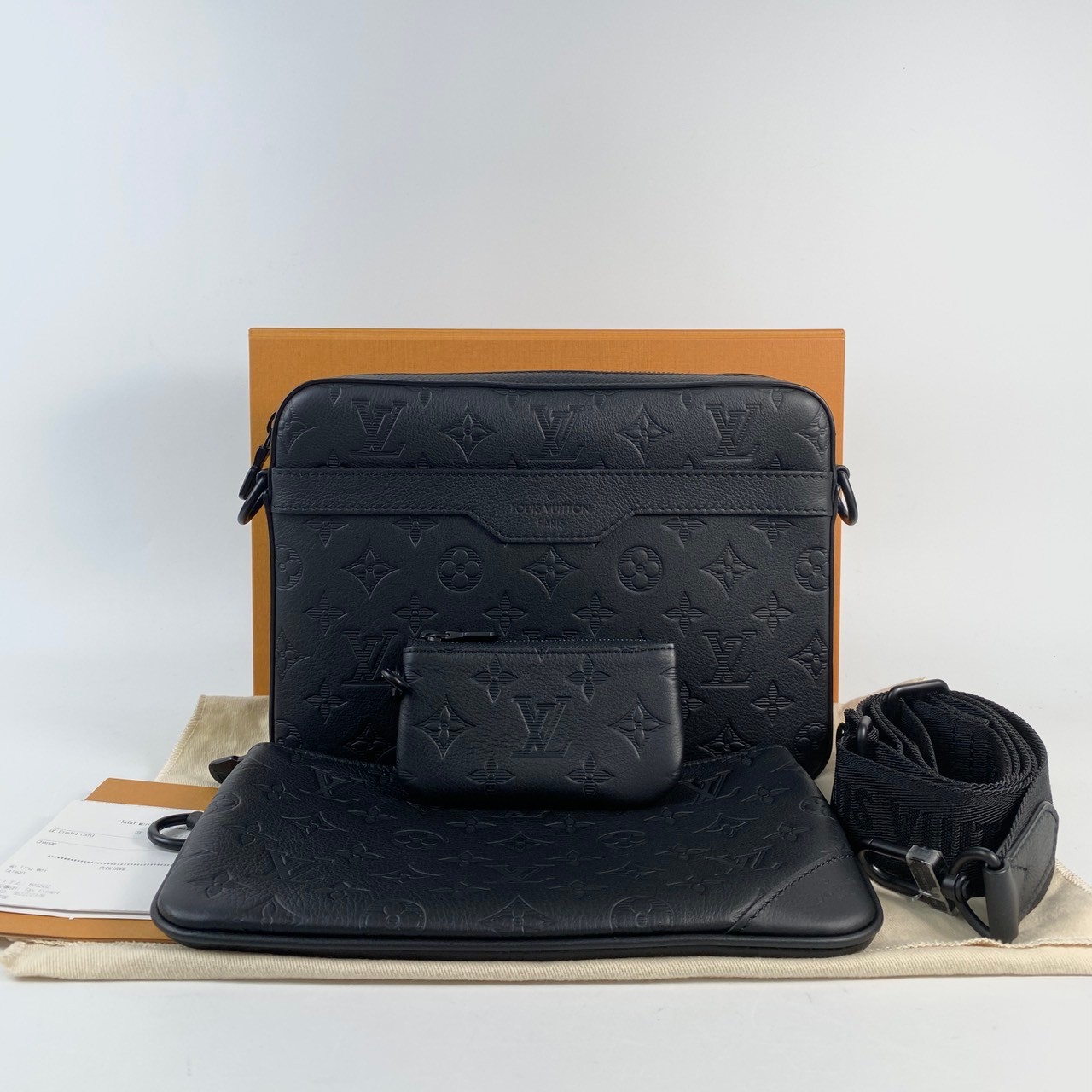 路易威登 LOUIS VUITTON Trio 肩背 郵差包 M46602 晶片款 黑原花Trio 郵差包 原廠盒子/防塵袋/背帶/內袋X2/購買證明