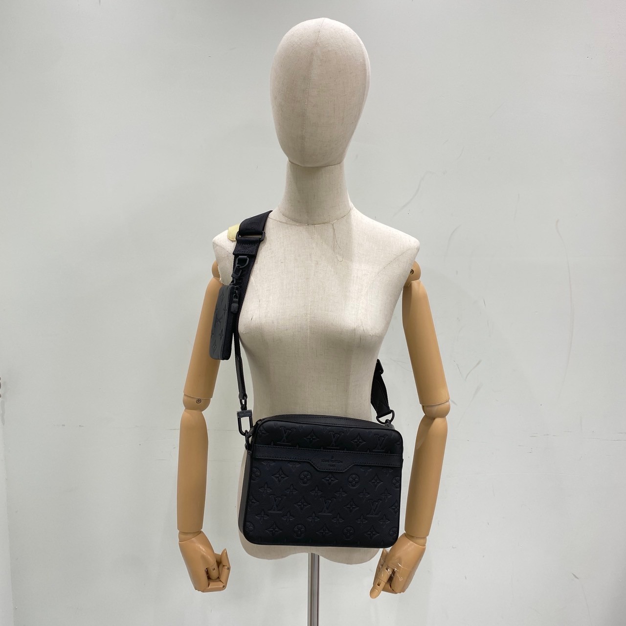 路易威登 LOUIS VUITTON Trio 肩背 郵差包 M46602 晶片款 黑原花Trio 郵差包 原廠盒子/防塵袋/背帶/內袋X2/購買證明