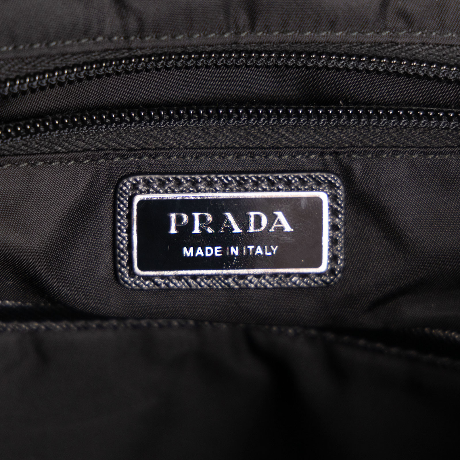 普拉達 PRADA Re-Nylon Saffiano皮革 背囊 2VZ135_2DMG 黑Saffiano 尼龍後背包 防塵袋