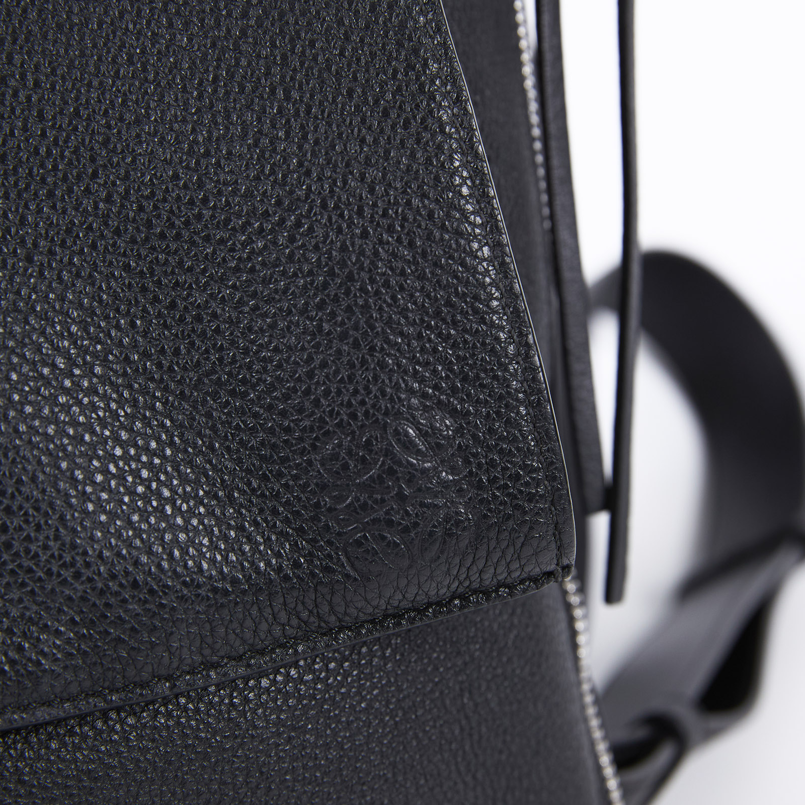 羅意威 LOEWE Anton Sling Bag  黑ANTON SLING胸包 無附屬品
