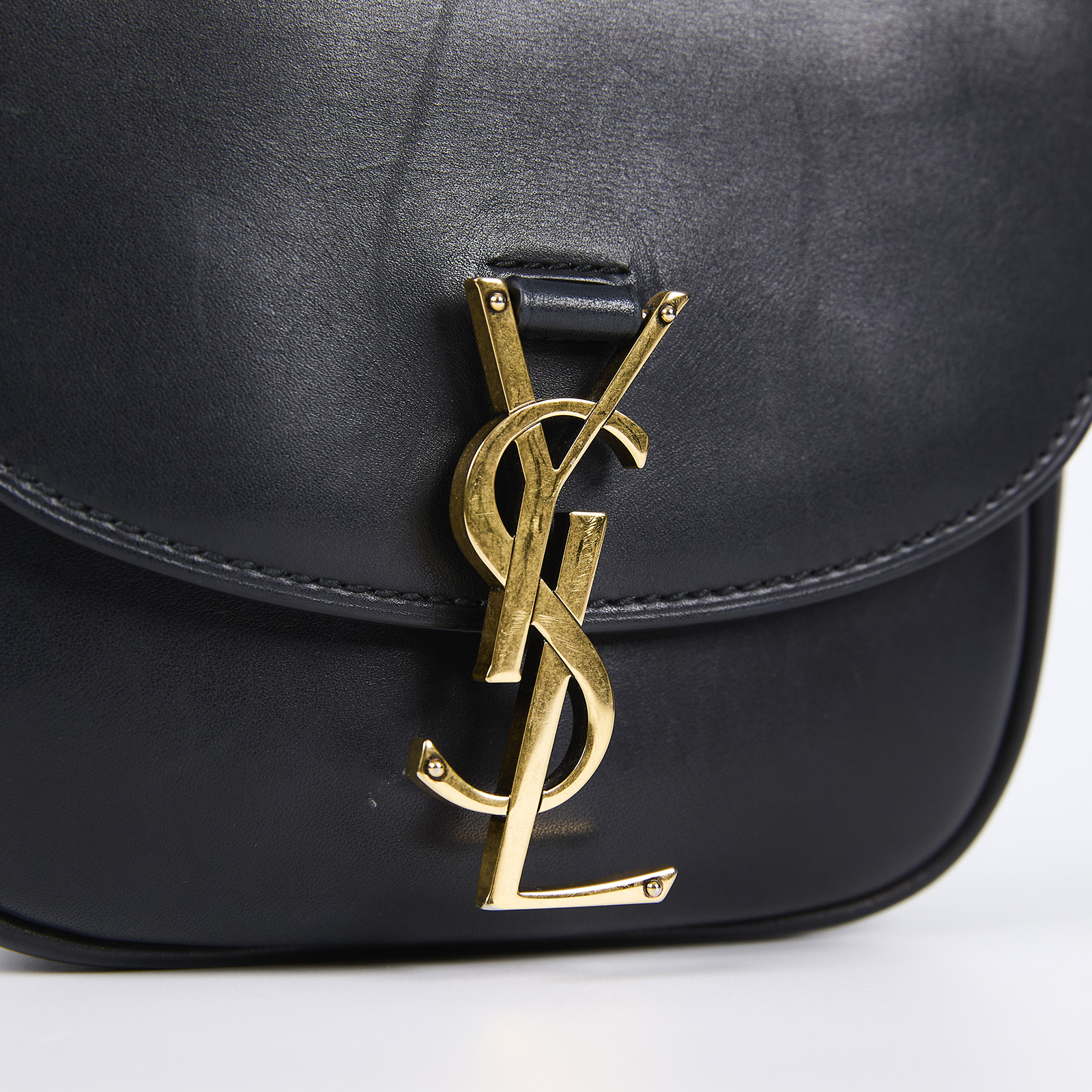 聖羅蘭 YSL SAINT LAURENT Kaia 滑面皮革 小型書包 斜背包 619740BWR0W 黑金KAIA馬鞍包 原廠盒子/防塵袋/背帶/購買證明