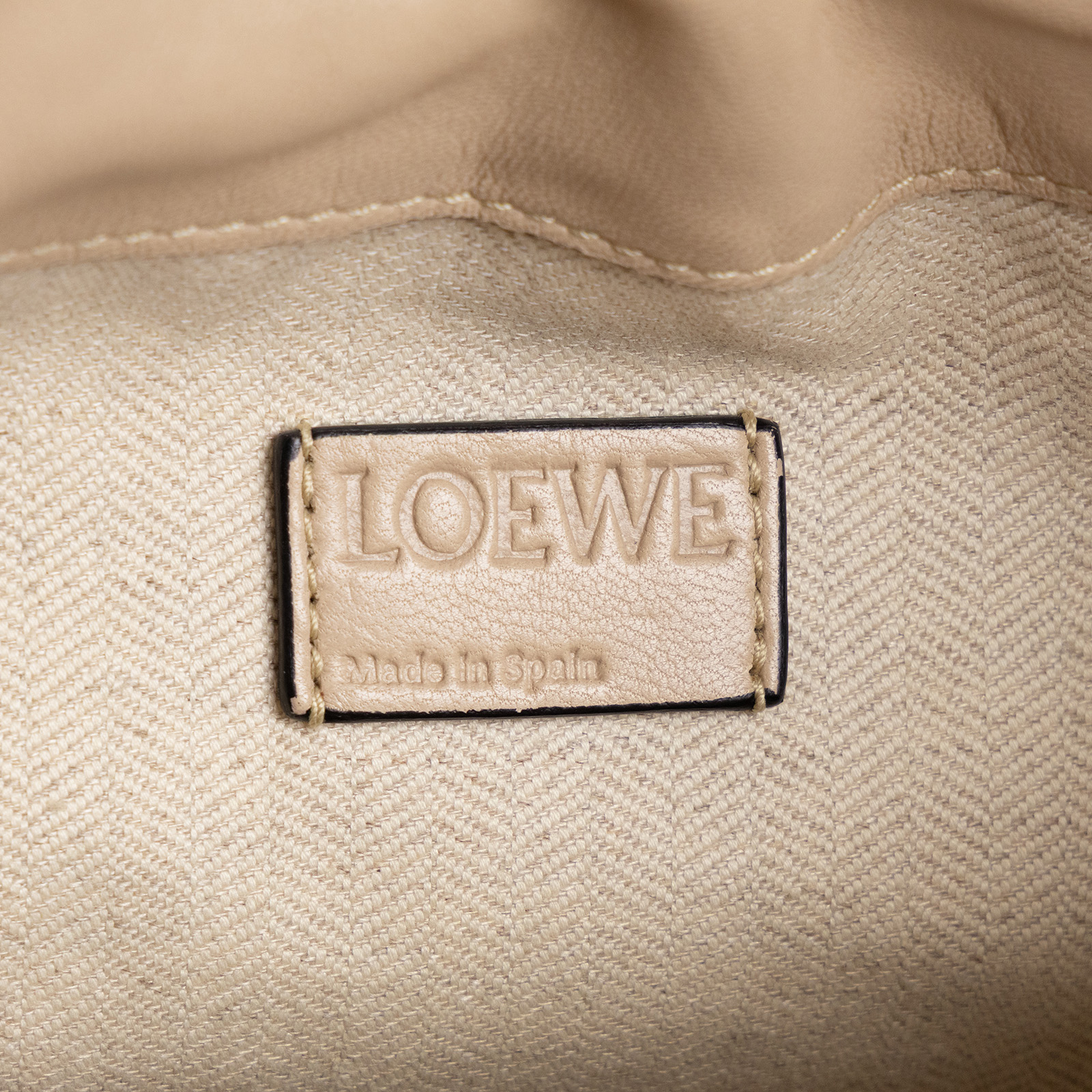 羅意威 LOEWE Mini Flamenco clutch 小牛皮 迷你 肩背包 A411FC2X37 奶茶FLAMENCO MINI 防塵袋