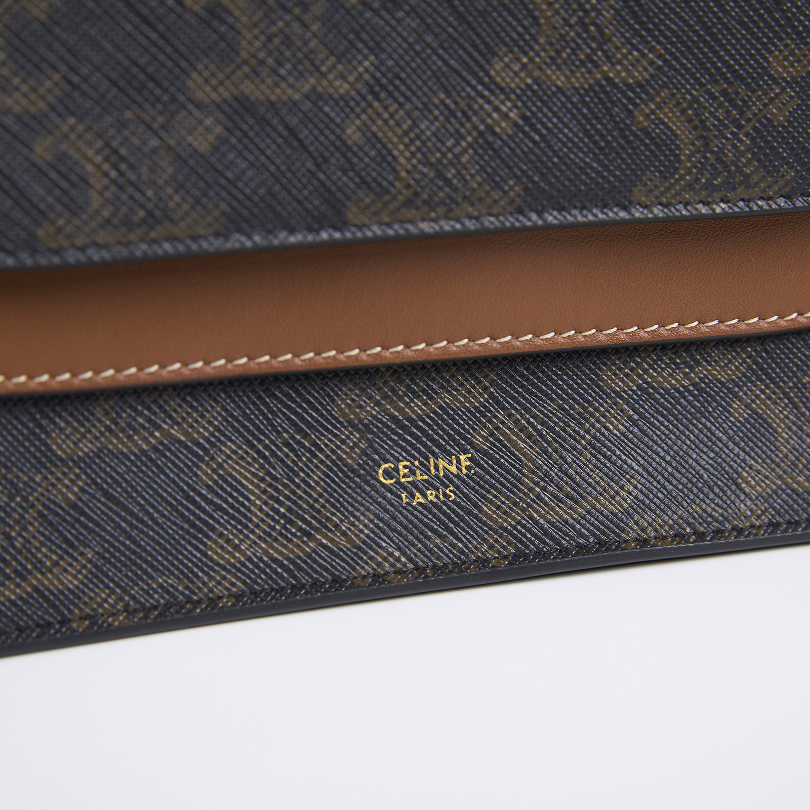 思琳 CELINE Triomphe 帆布  平滑羊皮 Strap 錢包 10D852CG9 黃褐色STRAP信封包 原廠盒子/防塵袋/背帶