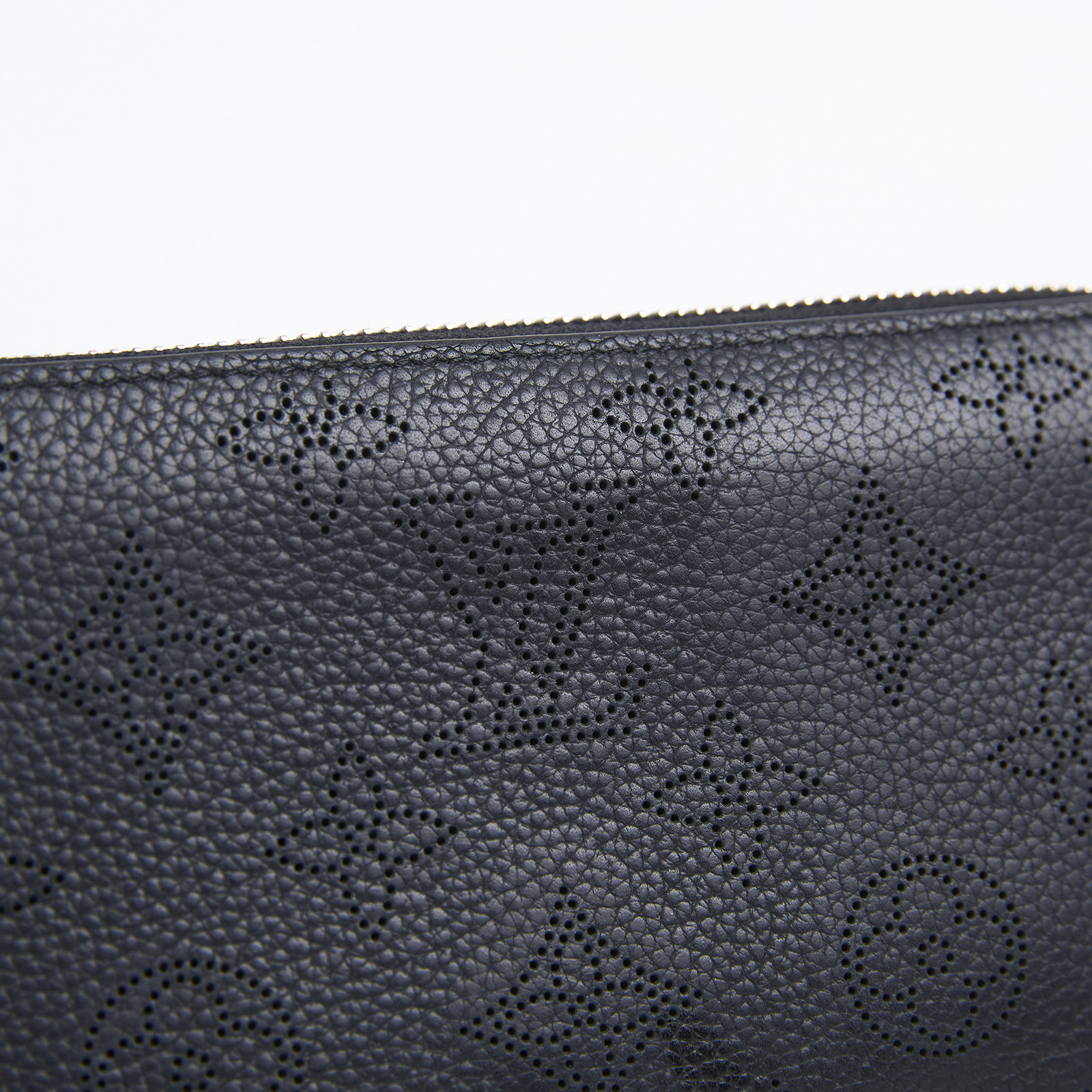路易威登 LOUIS VUITTON 拉鏈錢包 小牛皮 黑色 M61867 晶片款 黑雷射洞洞拉鍊長夾 原廠盒子/防塵袋/購買證明/晶片消磁