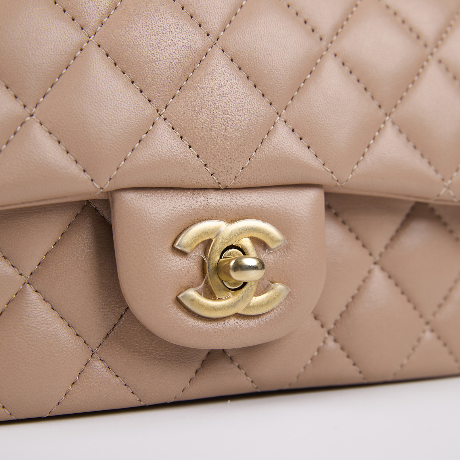 香奈兒 CHANEL Coco 20  肩背 斜背 迷你 口蓋包 AS2431 晶片款 奶茶金釦羊COCO HANDLE 原廠盒子/購買證明影本