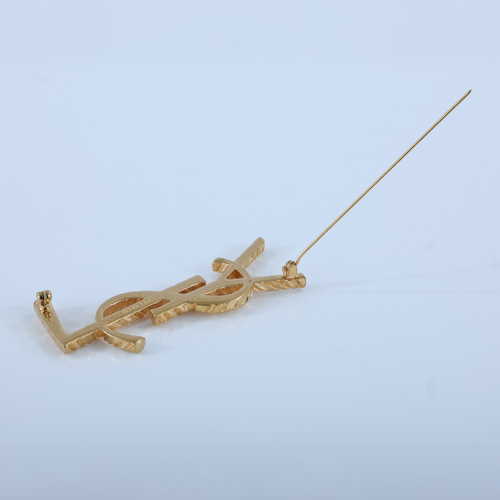 聖羅蘭 YSL SAINT LAURENT Paris Opium YSL 扭紋金屬胸針 652410Y1500 金色YSL胸針 原廠盒子/防塵袋/購買證明