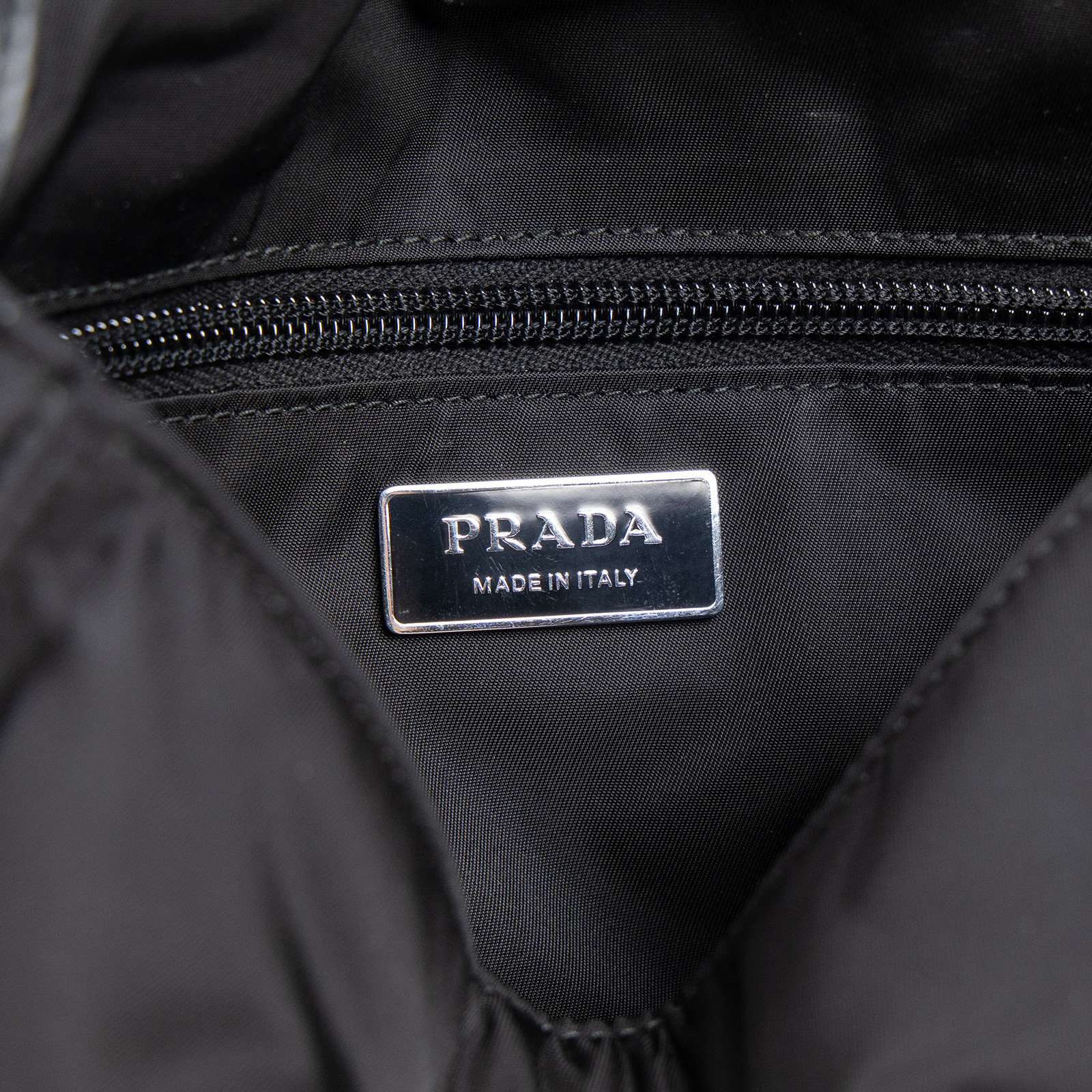普拉達 PRADA Re-Nylon 小號 夾棉 肩背袋 1BD313_RDLN 黑尼龍郵差方包 防塵袋/背帶/保證卡