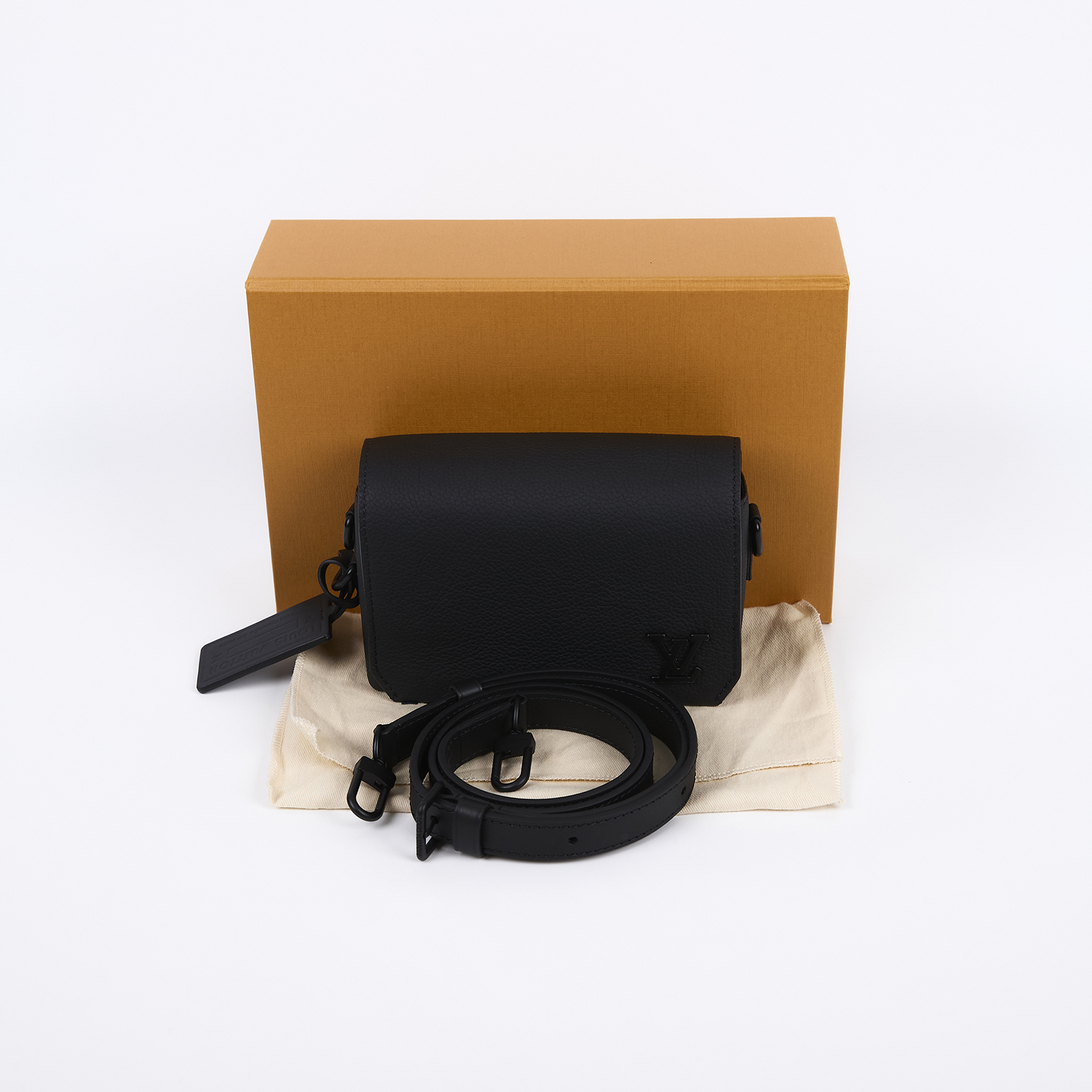 路易威登 LOUIS VUITTON 翻蓋隨身錢包 牛皮 黑色 M82085 晶片款 黑牛皮翻蓋隨身錢包 原廠盒子/防塵袋/背帶/吊牌