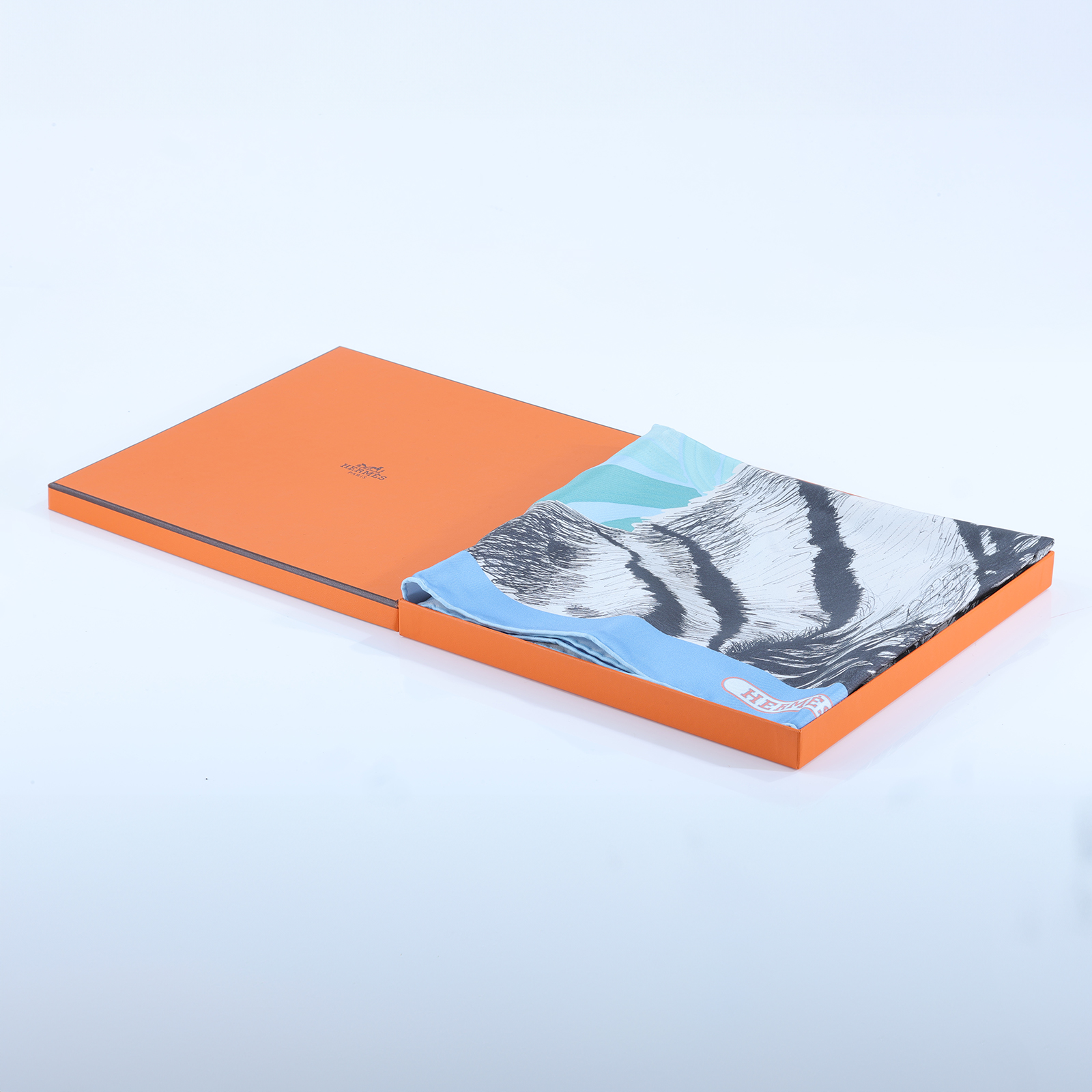 愛馬仕 Hermes Les Folies du Faubourg 90方巾 艷黃色 紅色 栗棕色 H004147Sv08  藍底黑老虎絲巾90x90 原廠盒子