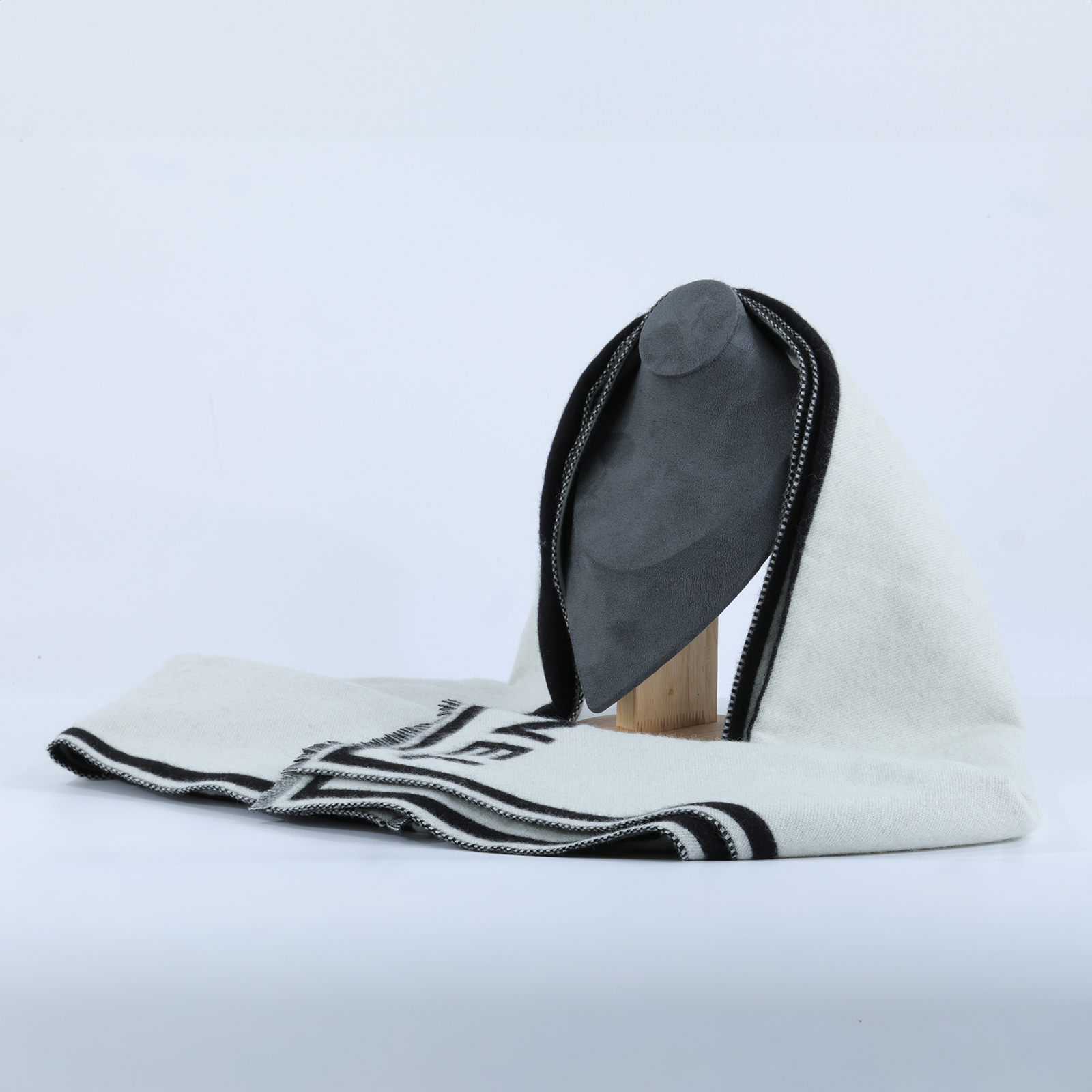 香奈兒 CHANEL 羊絨 圍巾  黑白喀什米爾圍巾 防塵袋