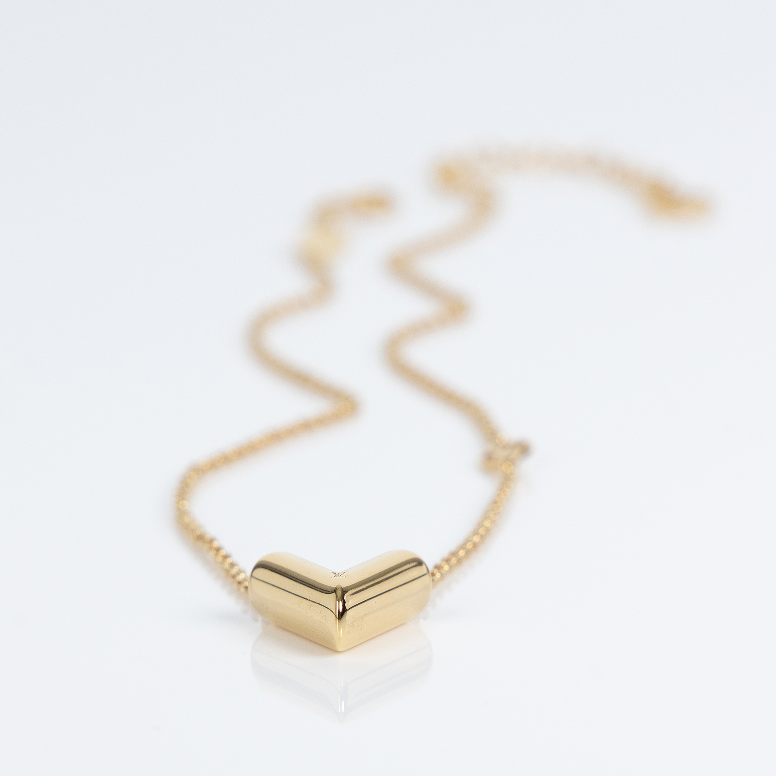 路易威登 LOUIS VUITTON Essential V 項鏈 M00857 金色ESSENTIAL V項鍊 原廠盒子/防塵袋/發票