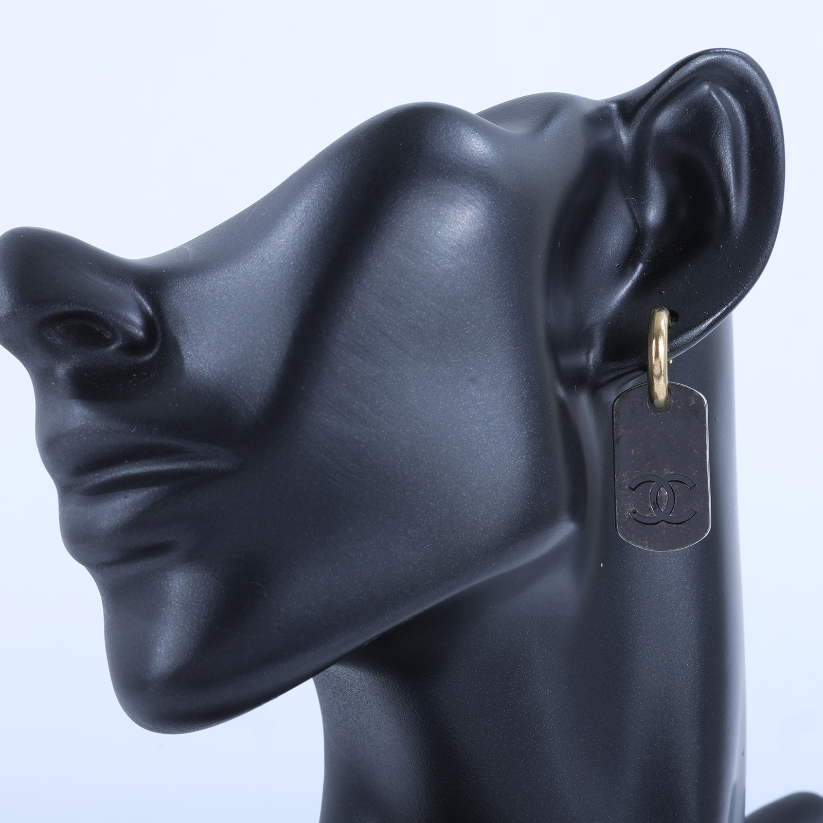 香奈兒 CHANEL CC LOGO 耳環 耳釘 B21P 鐵牌耳環 原廠盒子/防塵袋