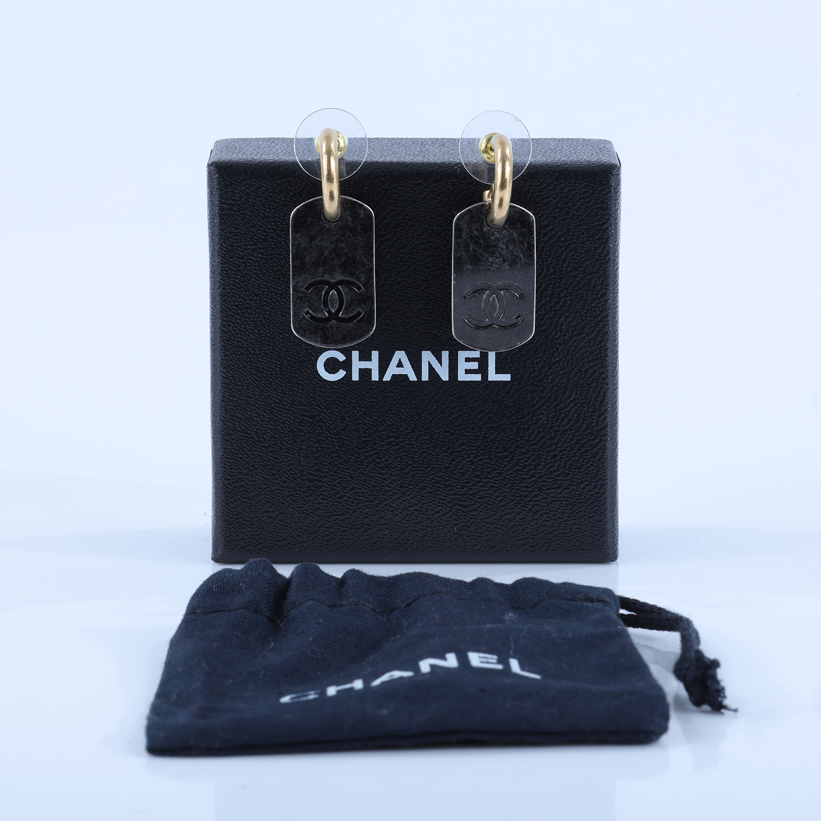 香奈兒 CHANEL CC LOGO 耳環 耳釘 B21P 鐵牌耳環 原廠盒子/防塵袋