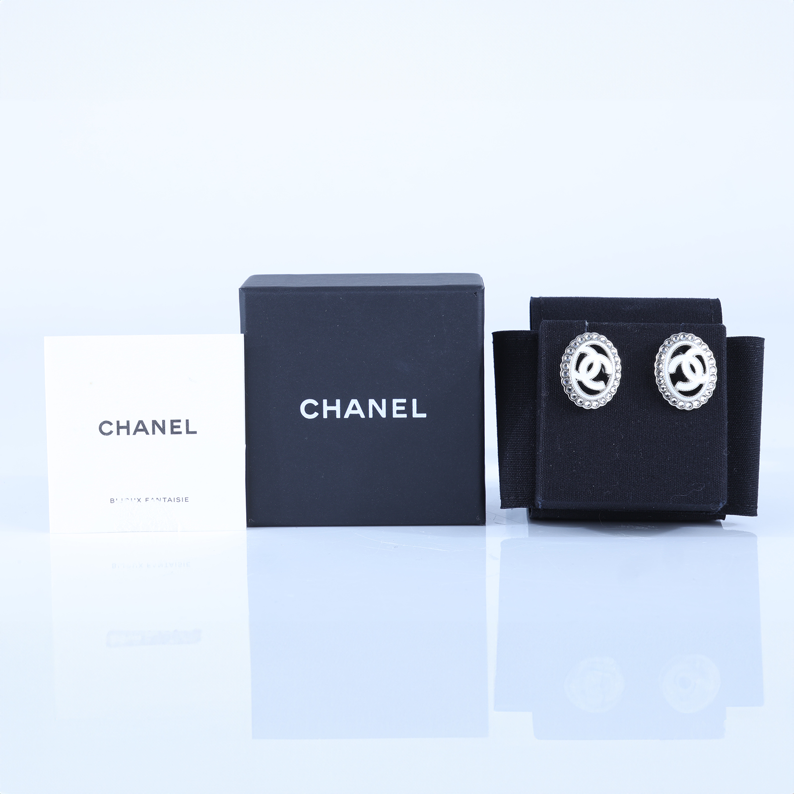 香奈兒 CHANEL CC LOGO 耳環 耳釘 A25/C 銀白水鑽簍空雙C耳環 原廠盒子/內襯