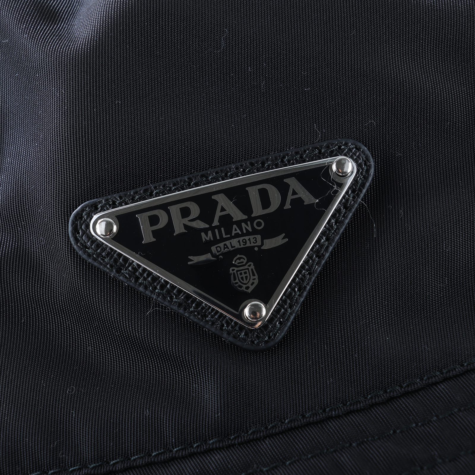 普拉達 PRADA Re-Nylon 漁夫帽 1HC137_2DMI_M 黑鐵牌漁夫帽#M 防塵袋