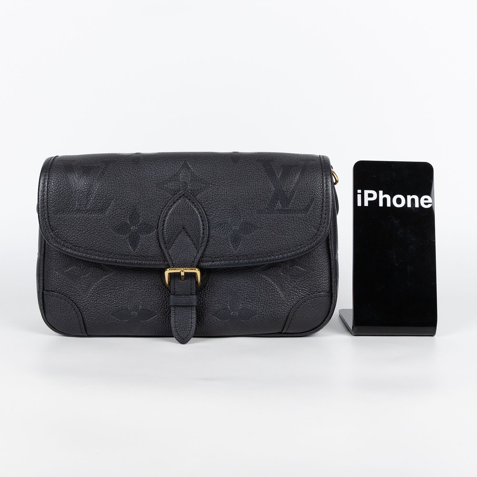 路易威登 LOUIS VUITTON Diane 腋下包法棍 單肩背包 黑色 M46386 晶片款 黑壓紋Diane金釦側背包 原廠盒子/防塵袋/背帶2