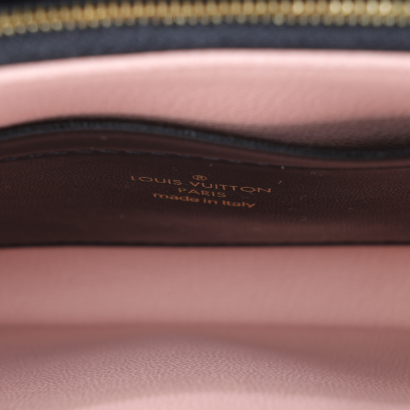 路易威登 LOUIS VUITTON Pochette Coussin 手提 肩背包 壓花 小羊皮 黑色 M82116 晶片款  原廠盒子/防塵袋/金屬背帶/購買證明