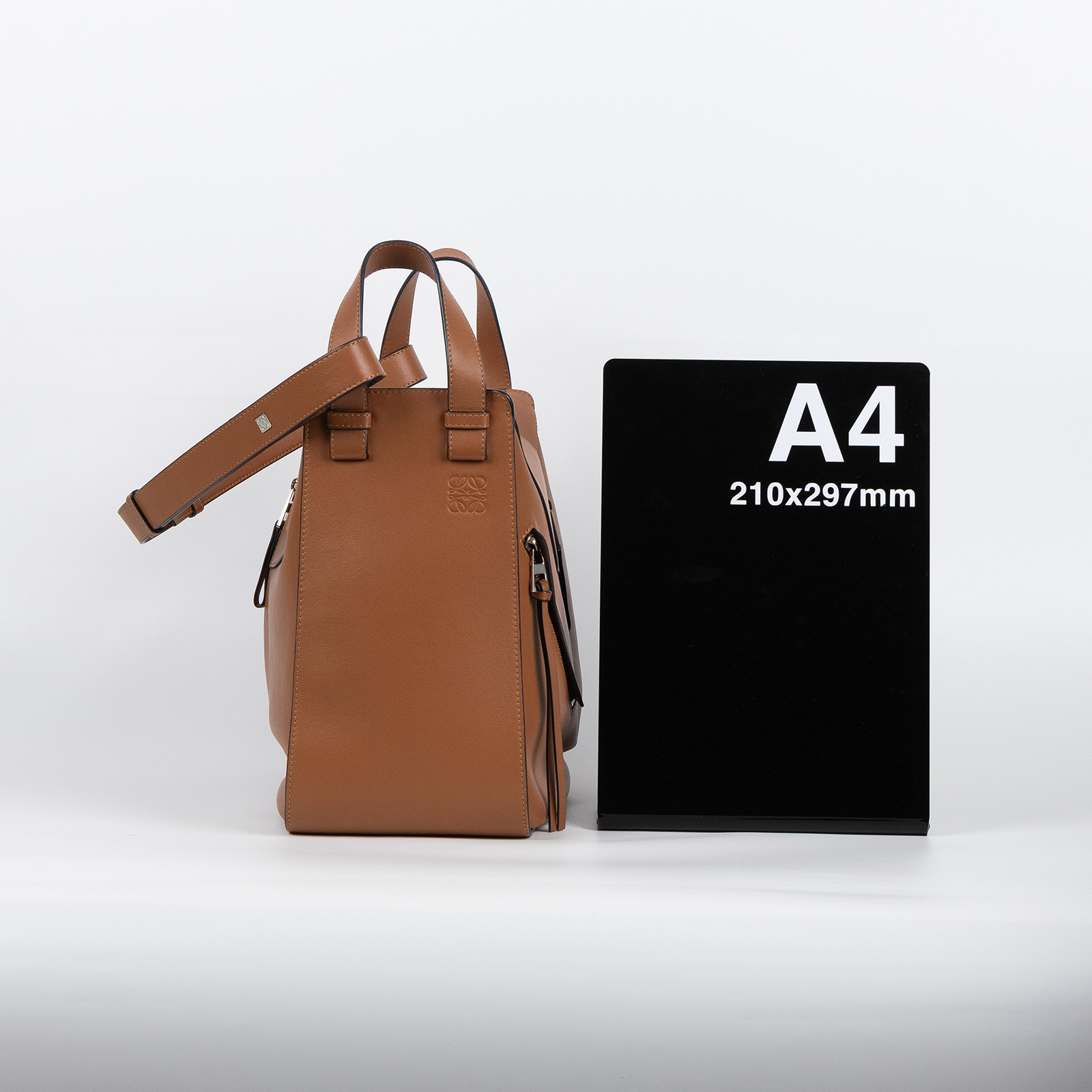 羅意威 LOEWE Hammock 手提包 中型 經典小牛皮  387.30.T38 金棕Hammock Medium 防塵袋