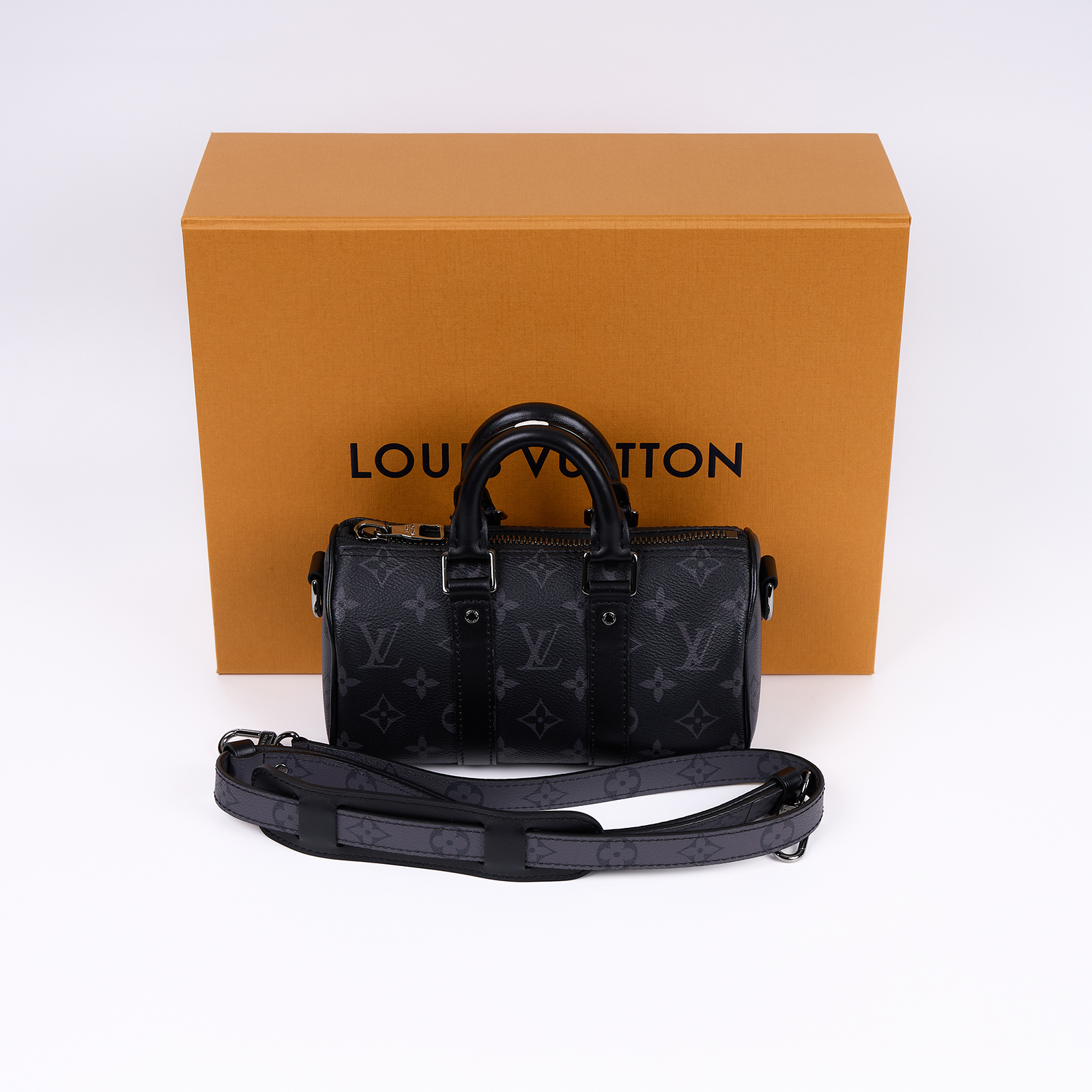 路易威登 LOUIS VUITTON KEEPALL XS 老花 小款 圓筒 側背包   M45947 晶片款 黑原花KEEPALL XS 原廠盒子/背帶