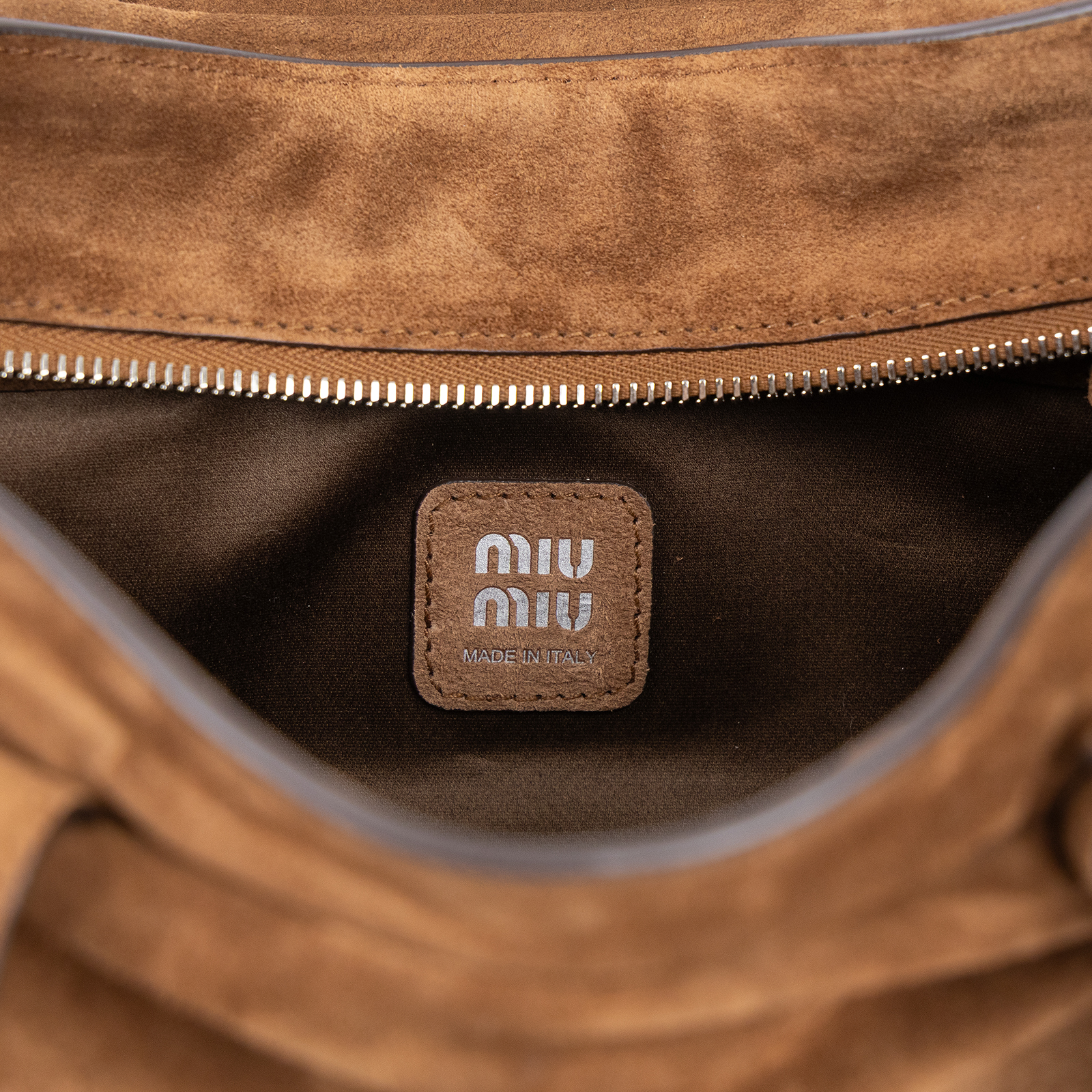 繆繆 MIU MIU Utilitaire 購物包 手提包 肩背包 斜背包 5BG335_2CSS 咖啡色麂皮Utilitaire手提包 2WAY 防塵袋/背帶