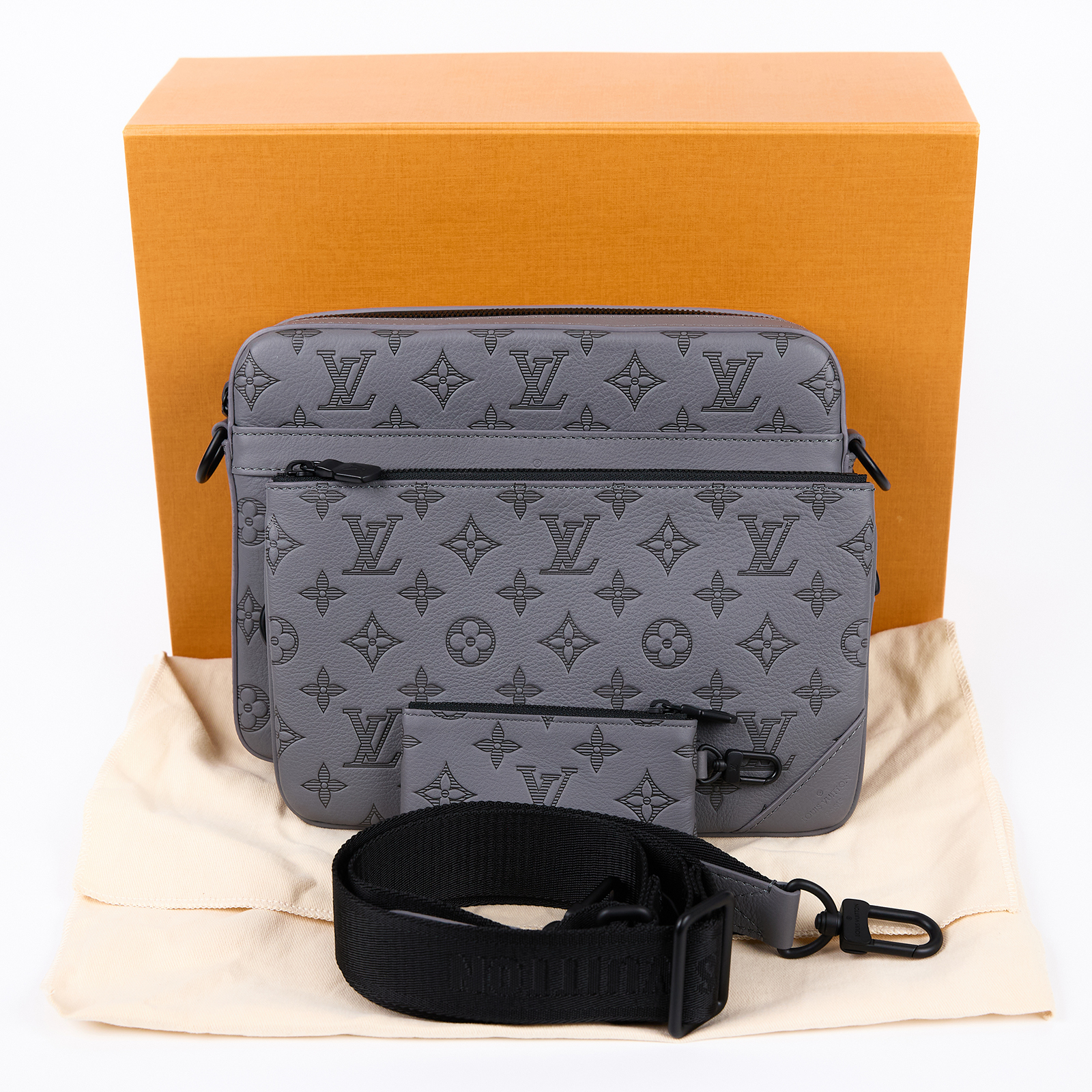 路易威登 LOUIS VUITTON Trio 郵差包 肩背包 斜背包 M46603 晶片款 灰原花壓紋 Trio 郵差包 原廠盒子/防塵袋/內袋2/背帶