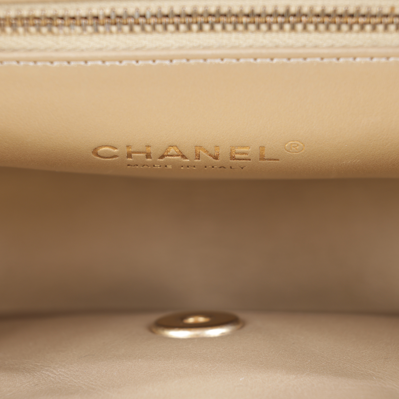 香奈兒 CHANEL 荔枝皮 掀蓋 拉鍊 小型款 後背包 手提包 AS3884 晶片款 黑金羊ADO後背包 防塵袋