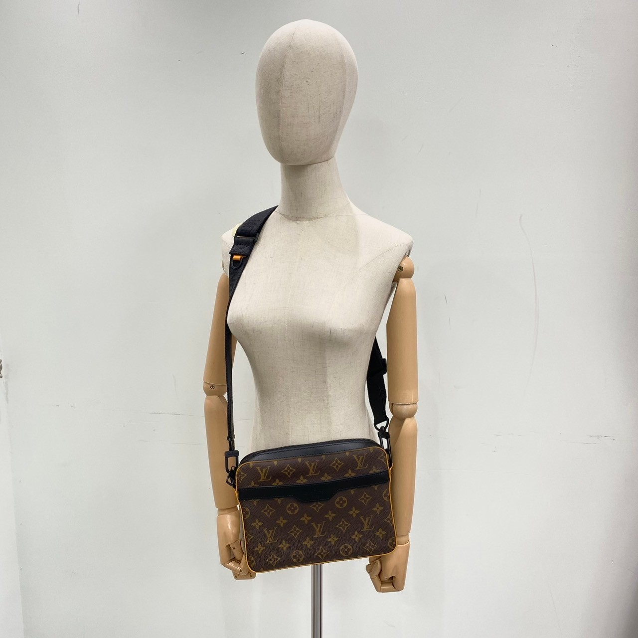 路易威登 LOUIS VUITTON Trio Messenger 經典帆布 郵差包 M46694 晶片款  原廠盒子/防塵袋/購買證明