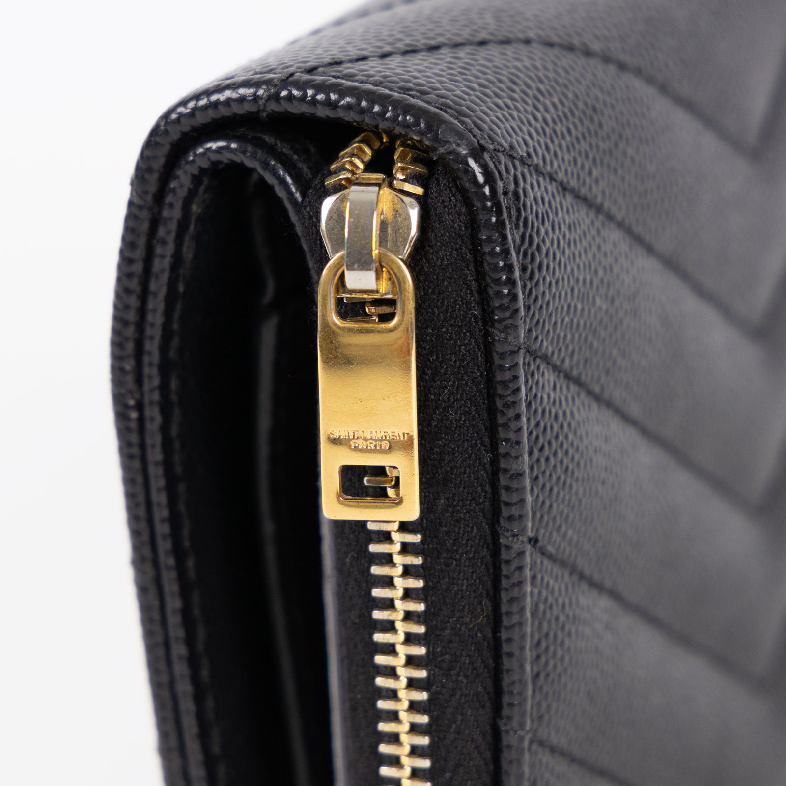 聖羅蘭 YSL SAINT LAURENT Cassandre matelassé 粒面壓紋皮革 小型 全拉鏈 錢包 403723BOW01  防塵袋/原廠盒子